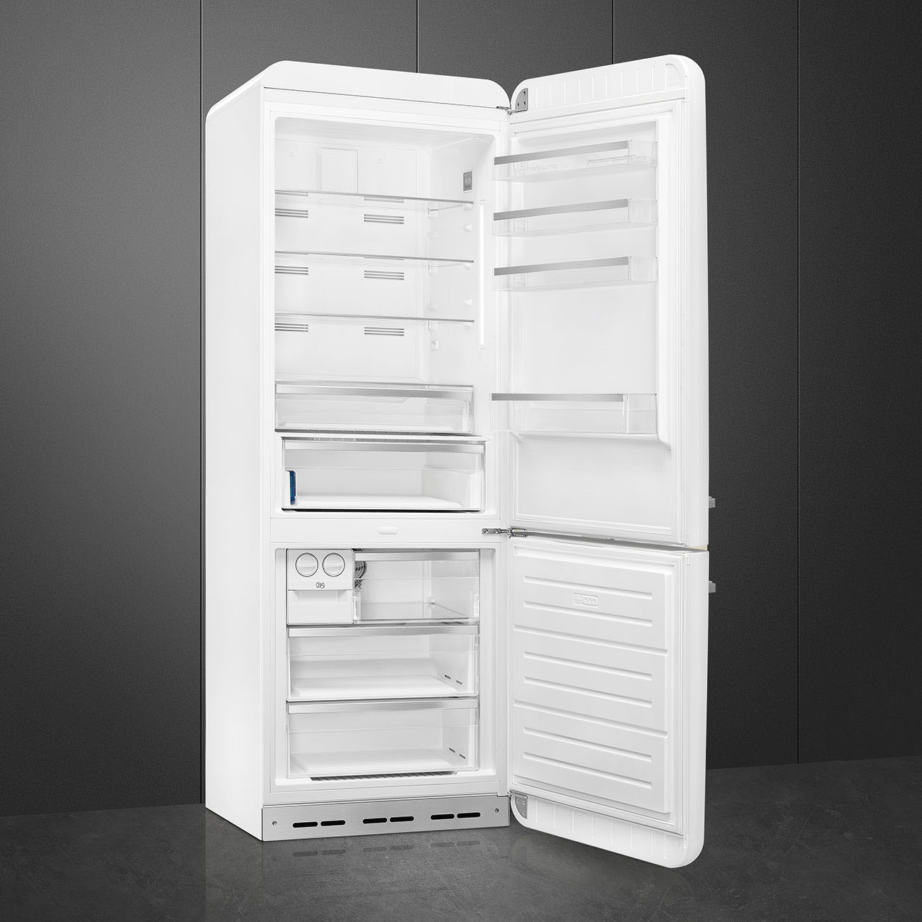 Un refrigerador SMEG blanco alto con las puertas abiertas, revelando estantes y cajones. Se encuentra contra una pared gris.
