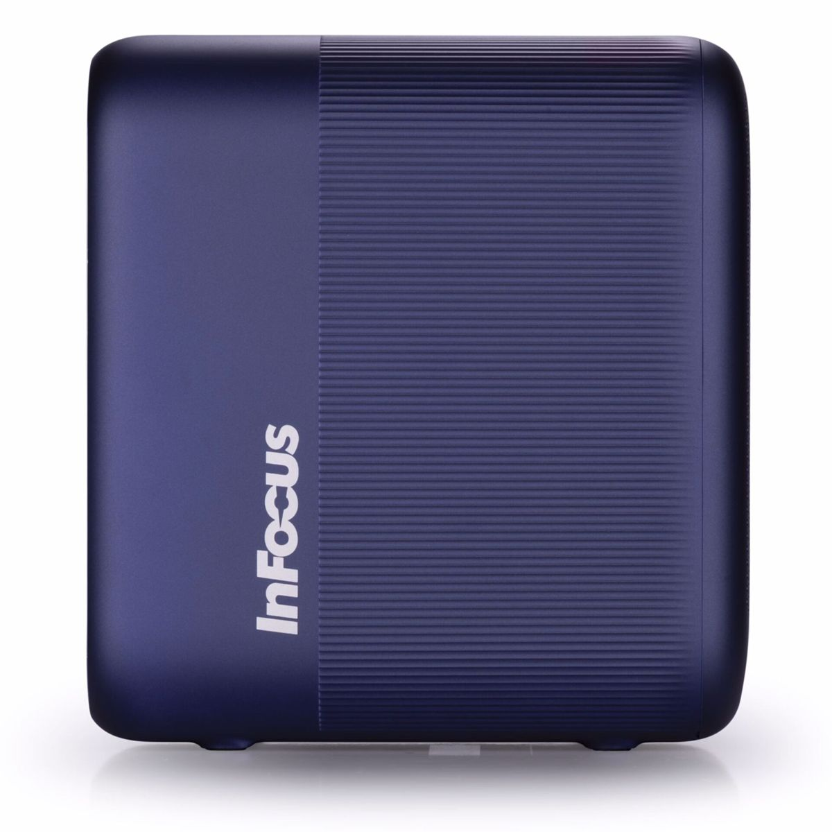 Niebieski projektor InFocus. Prostokątny kształt z żebrowaną teksturą po prawej stronie i logo InFocus.