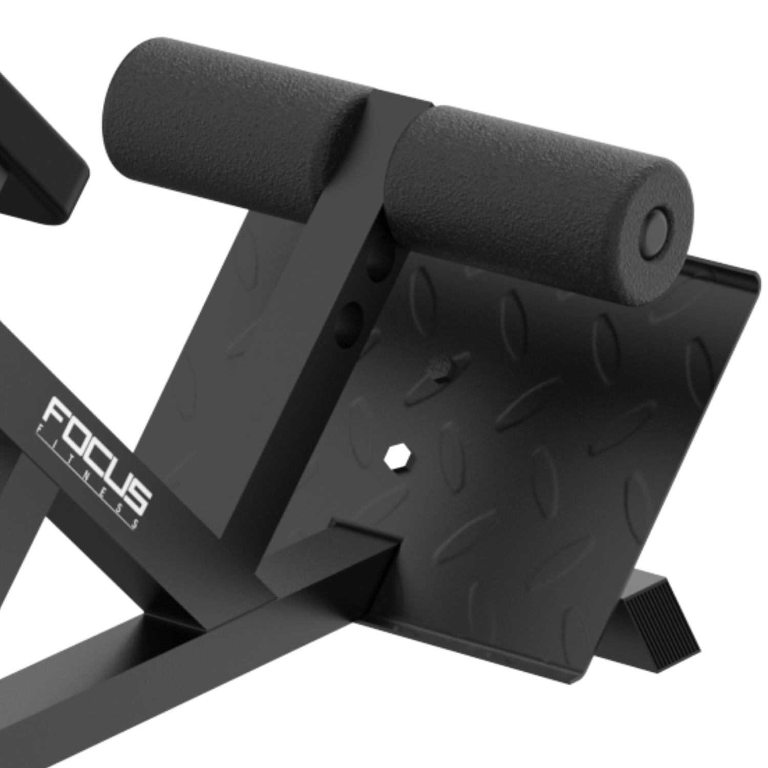 Zwart gewichtbank detail. Toont het FOCUS FITNESS logo en een diamantplaat oppervlak met een zwarte pad.