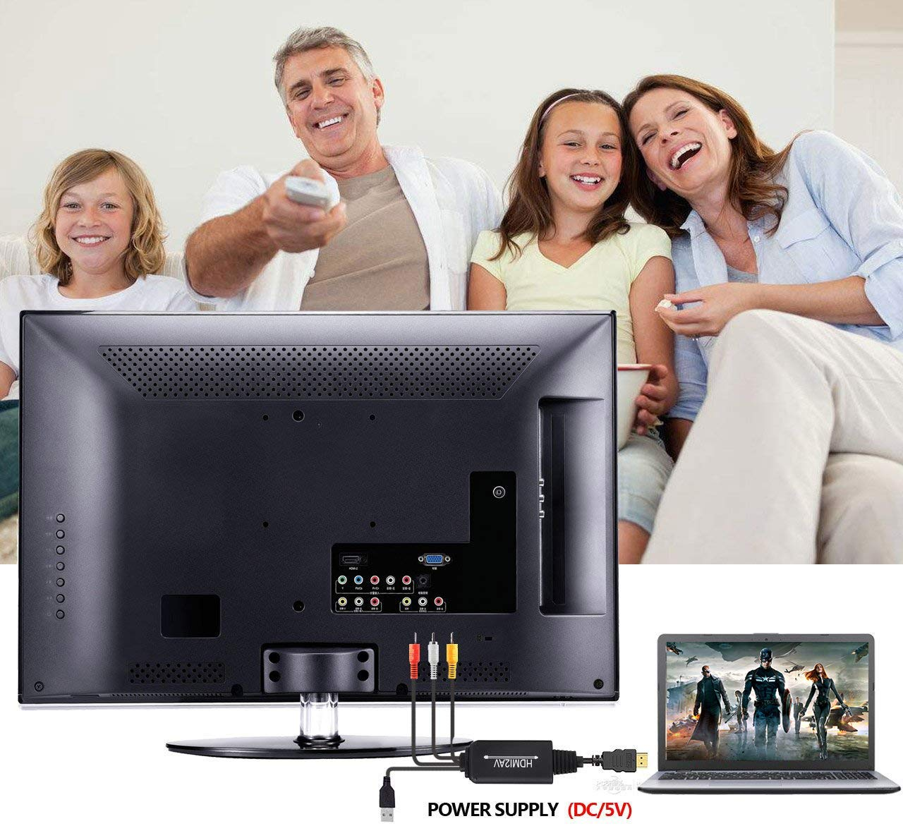Familie schaut fern mit einem angeschlossenen Laptop, der einen Film zeigt. Der Fernseher ist über einen Konverter mit dem Laptop verbunden.