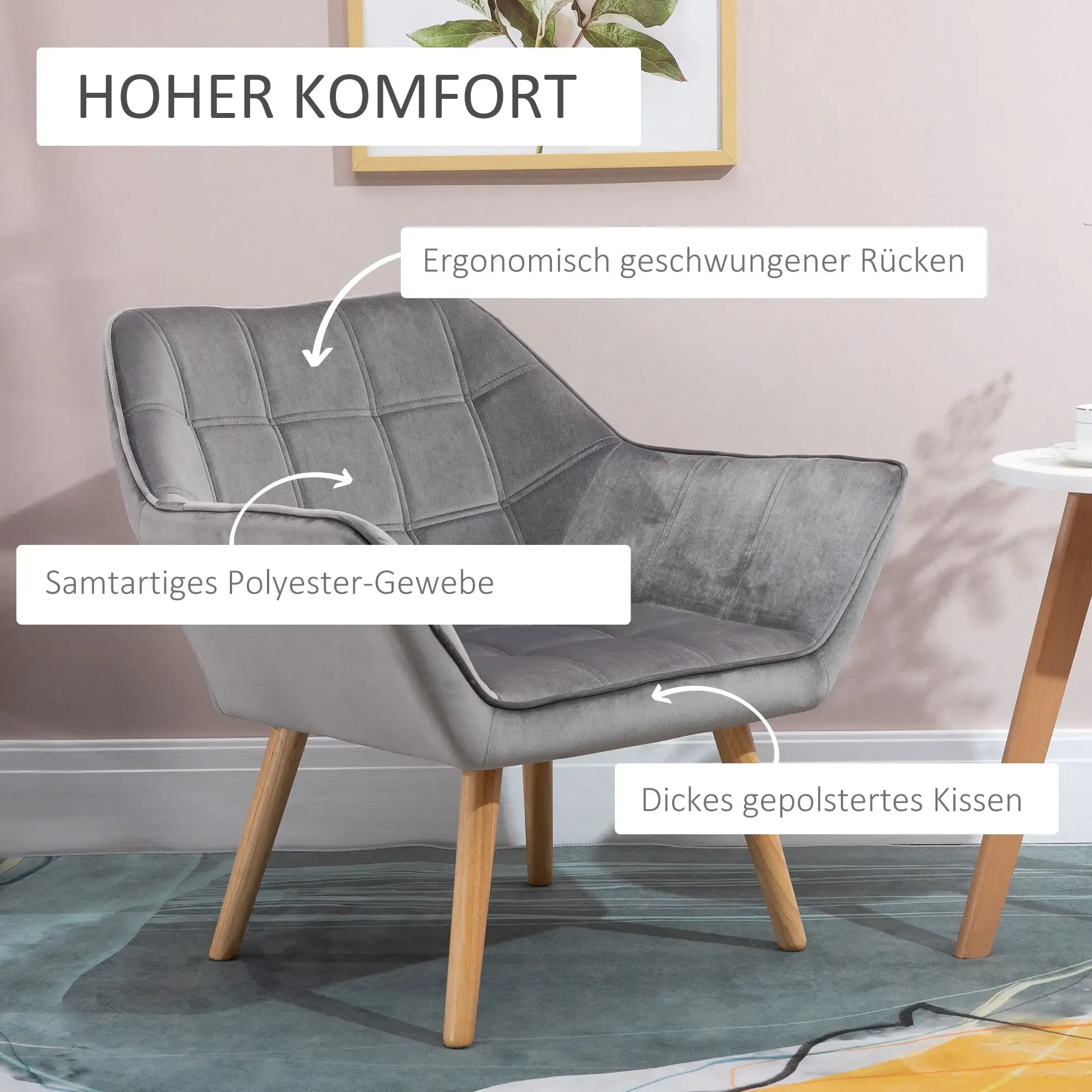 Ein grauer Sessel mit Holzbeinen steht in einem Raum. Er hat eine gesteppte Rückenlehne und Sitzfläche. Der Hintergrund ist eine rosa Wand mit einem Bild.