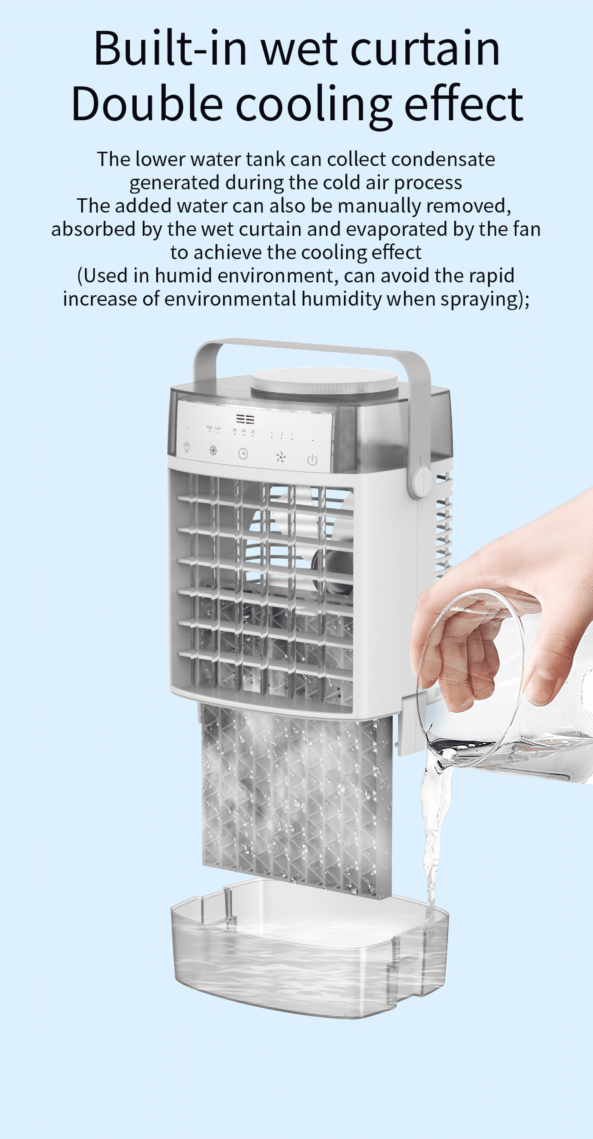 Ein weißer Luftkühler mit Griff wird mit Wasser gefüllt. Wasser fließt aus einem Glas in den Wassertank des Kühlers.