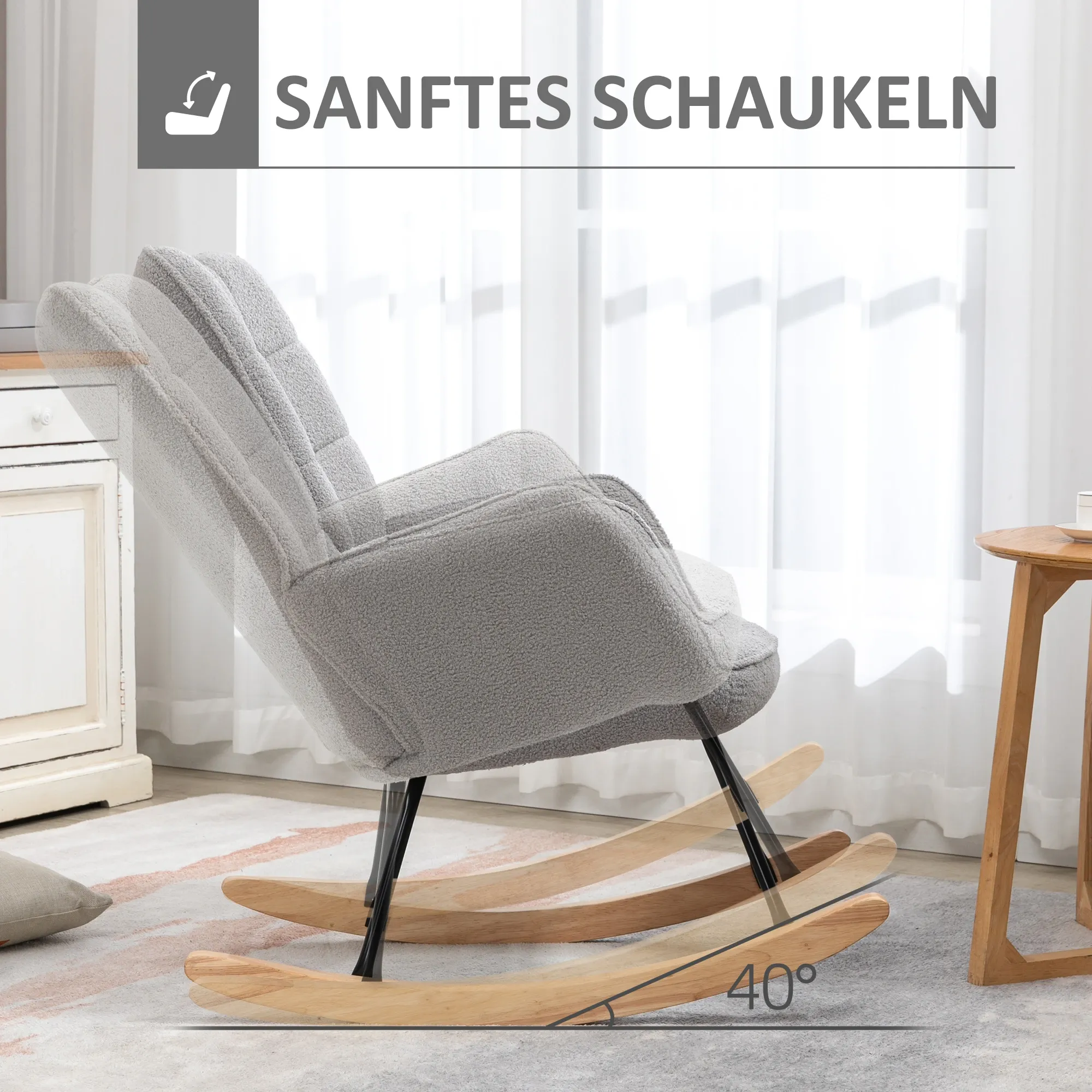 Grauer Schaukelstuhl in einem Raum. Der Stuhl hat Holzschaukeln und einen weichen, strukturierten Sitz.