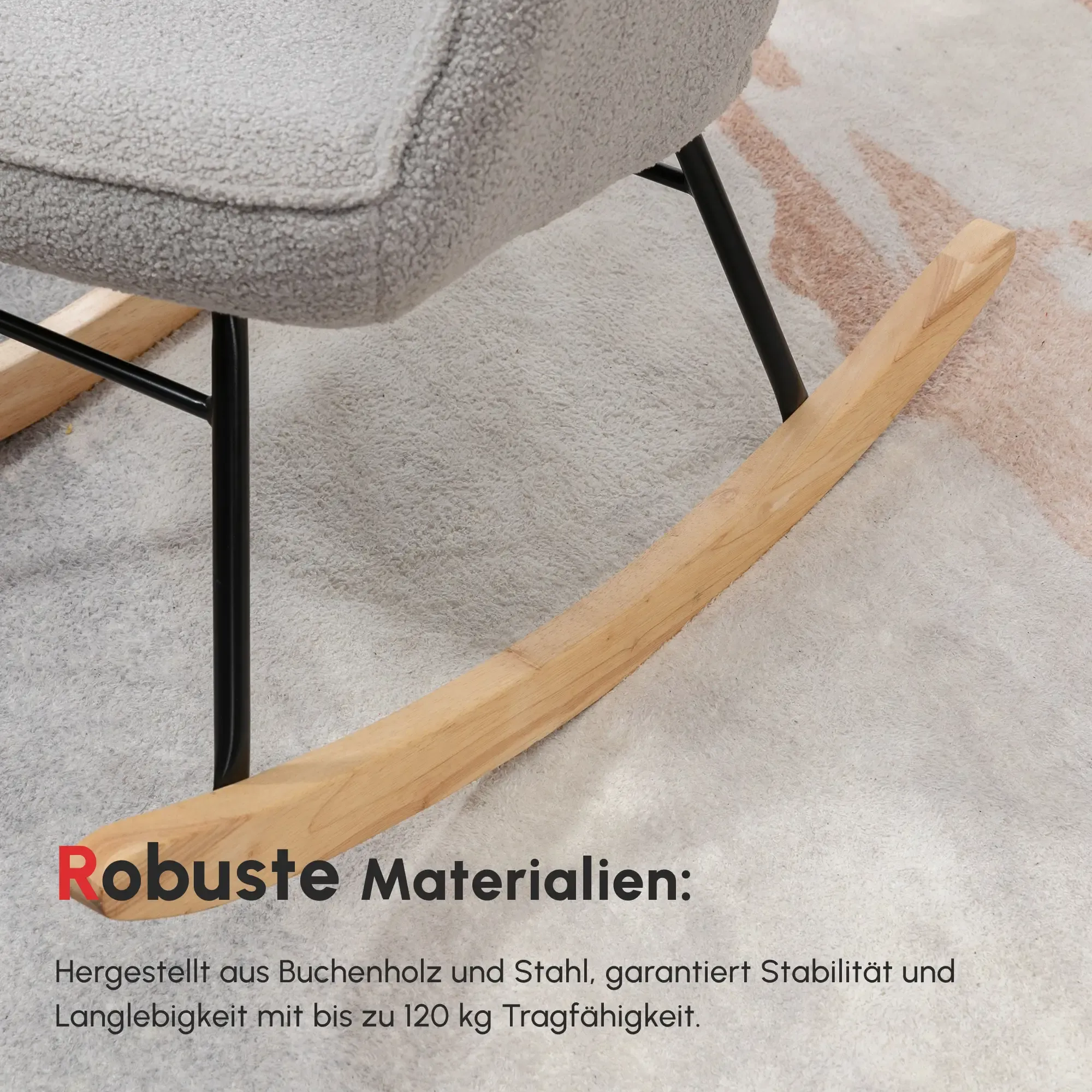Nahaufnahme eines Schaukelstuhls. Der Stuhl hat einen grauen, flauschigen Sitz und Holzschaukeln. Der Hintergrund ist ein Teppich.