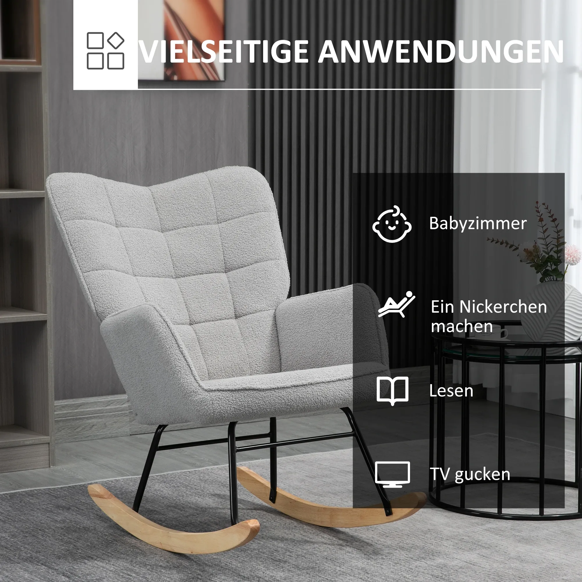 Hellgrauer Schaukelstuhl im Wohnzimmer. Ein kleiner Tisch und ein Bücherregal sind ebenfalls im Raum. Mehrere Symbole sind rechts.