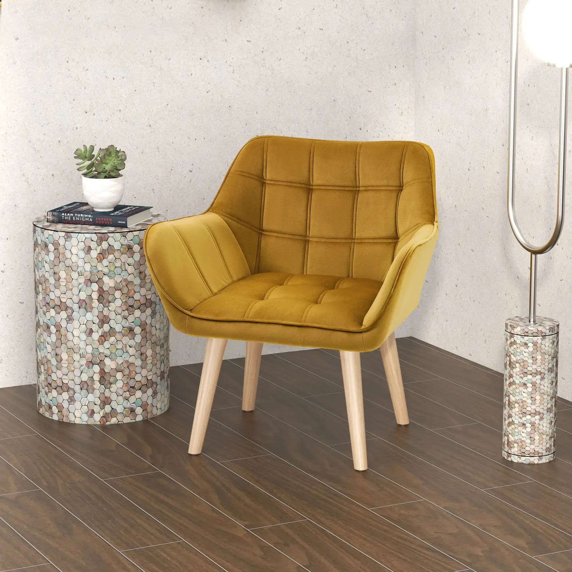 Senfgelber Sessel mit Holzbeinen. Ein Beistelltisch mit Pflanze und Stehlampe. Brauner Holzboden.