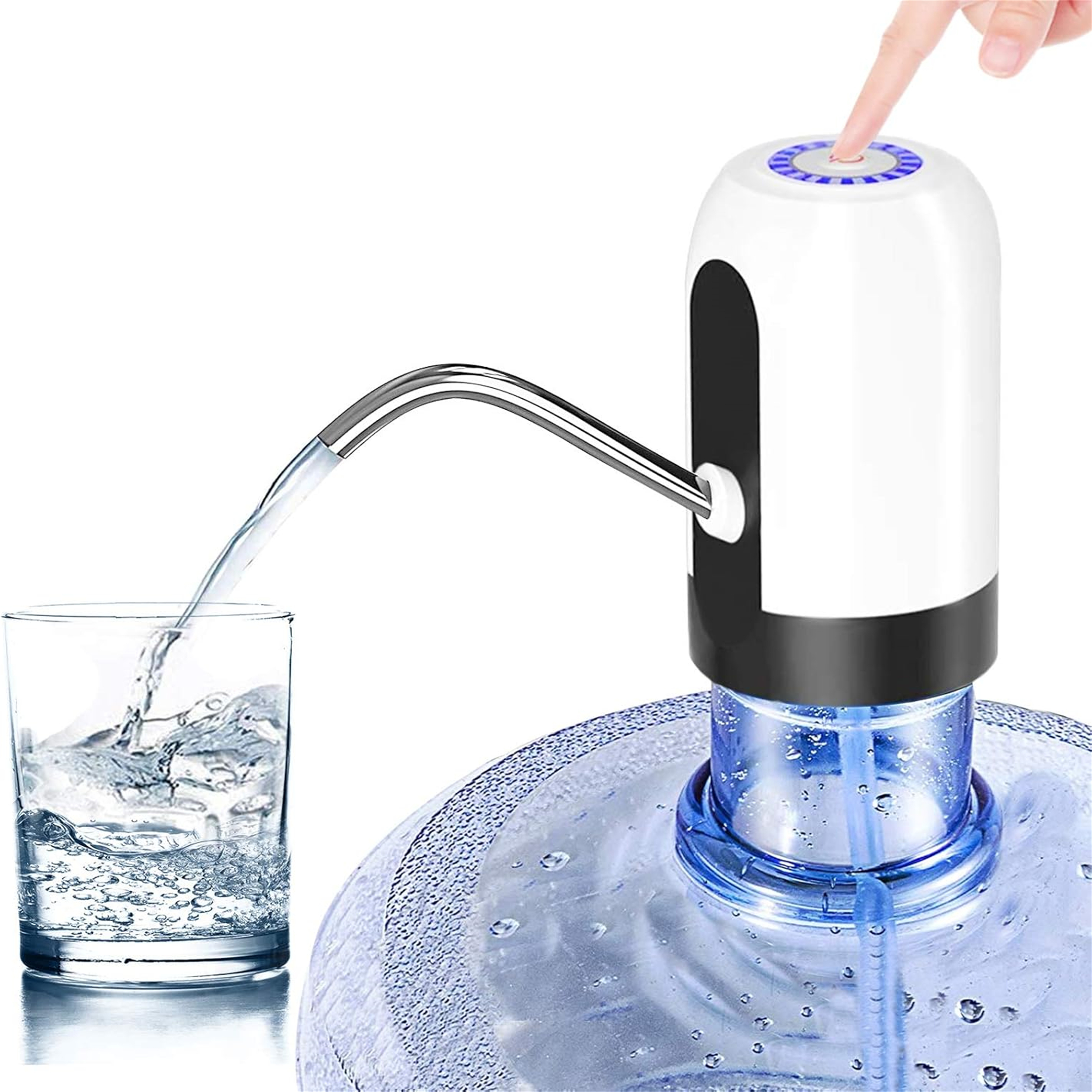 Wasserspender mit Finger, der den Knopf drückt, füllt ein Glas mit Wasser. Blaue Akzente und ein Wasserkrug.