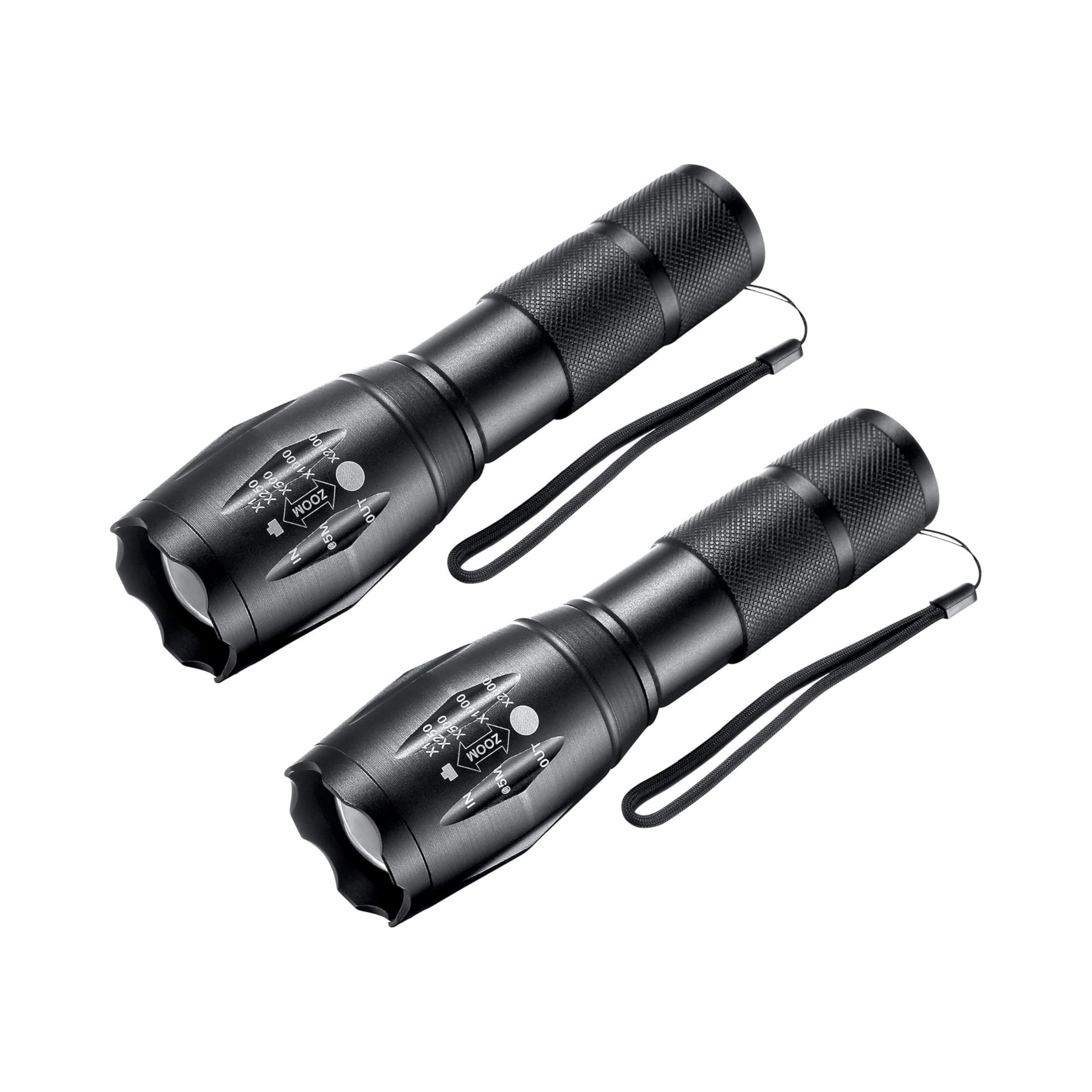 Zwei schwarze Taschenlampen auf weißem Hintergrund. Sie haben eine Zoomfunktion und eine Handschlaufe.