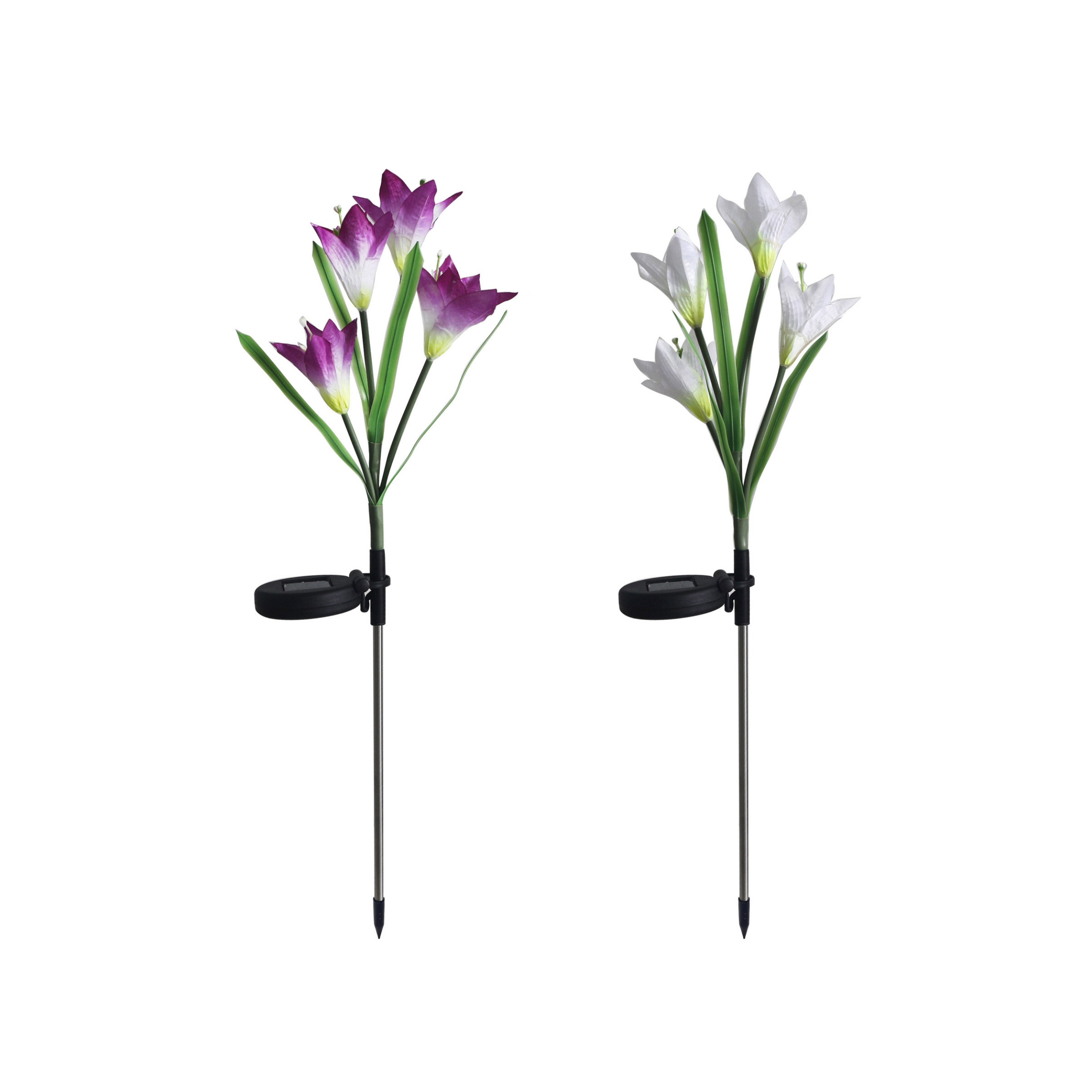 Zwei solarbetriebene Gartenstecker. Einer hat lila Blumen, der andere weiße. Beide haben grüne Blätter und schwarze Basen.