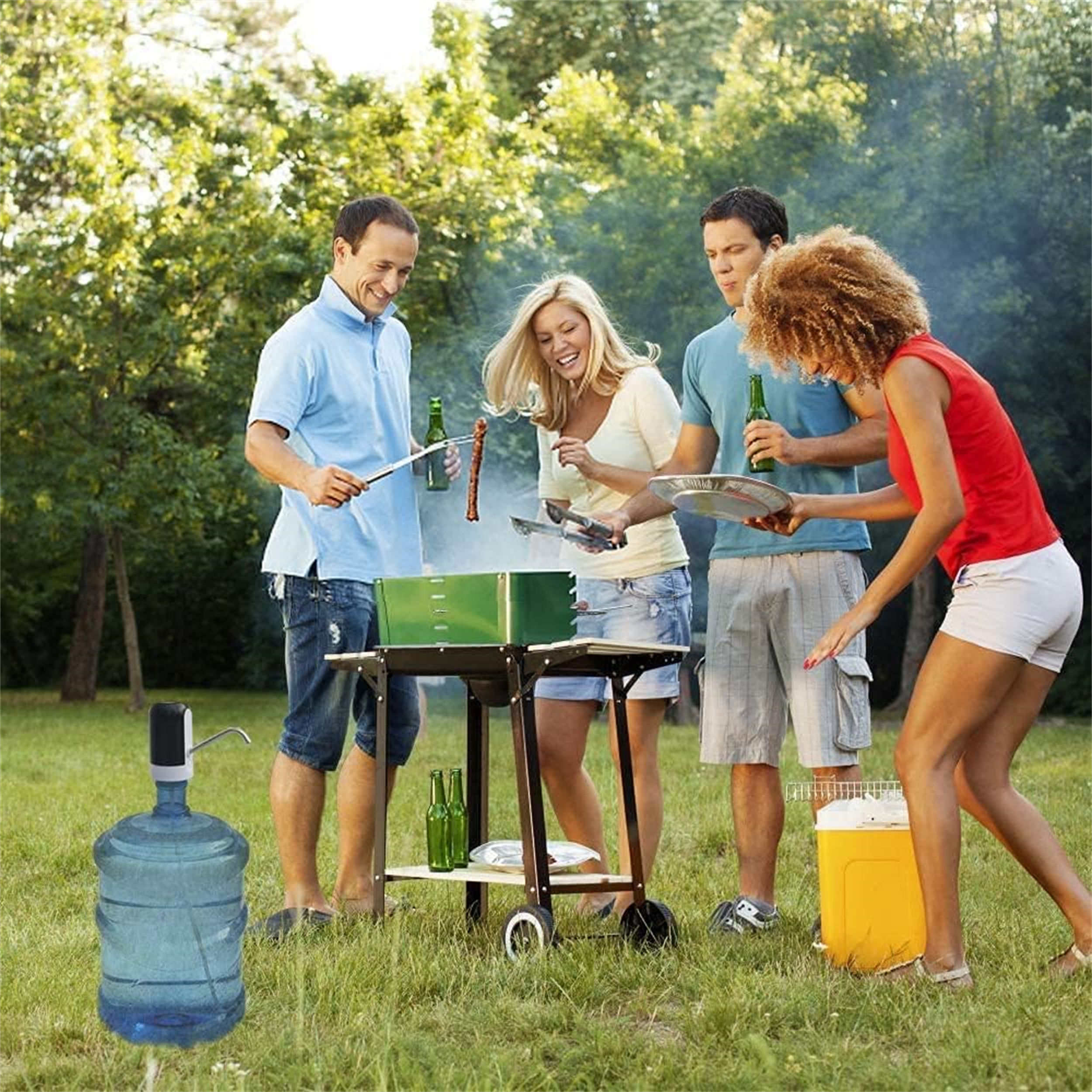 Eine Gruppe von Leuten beim Grillen. Ein Mann kocht Fleisch. Andere halten Teller und Getränke. Ein Wasserkrug mit Pumpe steht daneben.