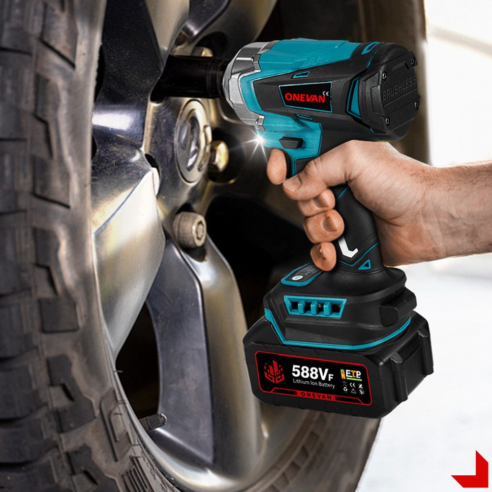 Eine Hand hält einen blau-schwarzen ONEVAN-Schlagschrauber in der Nähe eines Autoreifens. Eine 588V Lithium-Ionen-Batterie ist angebracht.