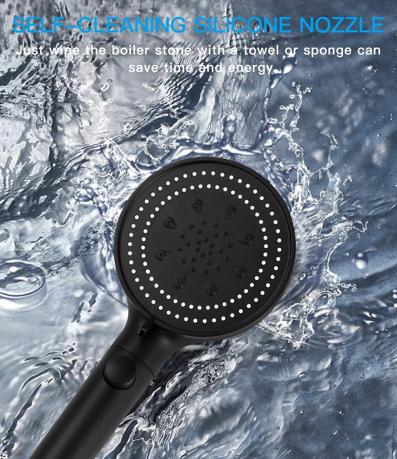 Ein schwarzer Duschkopf mit weißen Punkten ist von Wasserspritzern umgeben. Text erwähnt selbstreinigende Silikondüse.