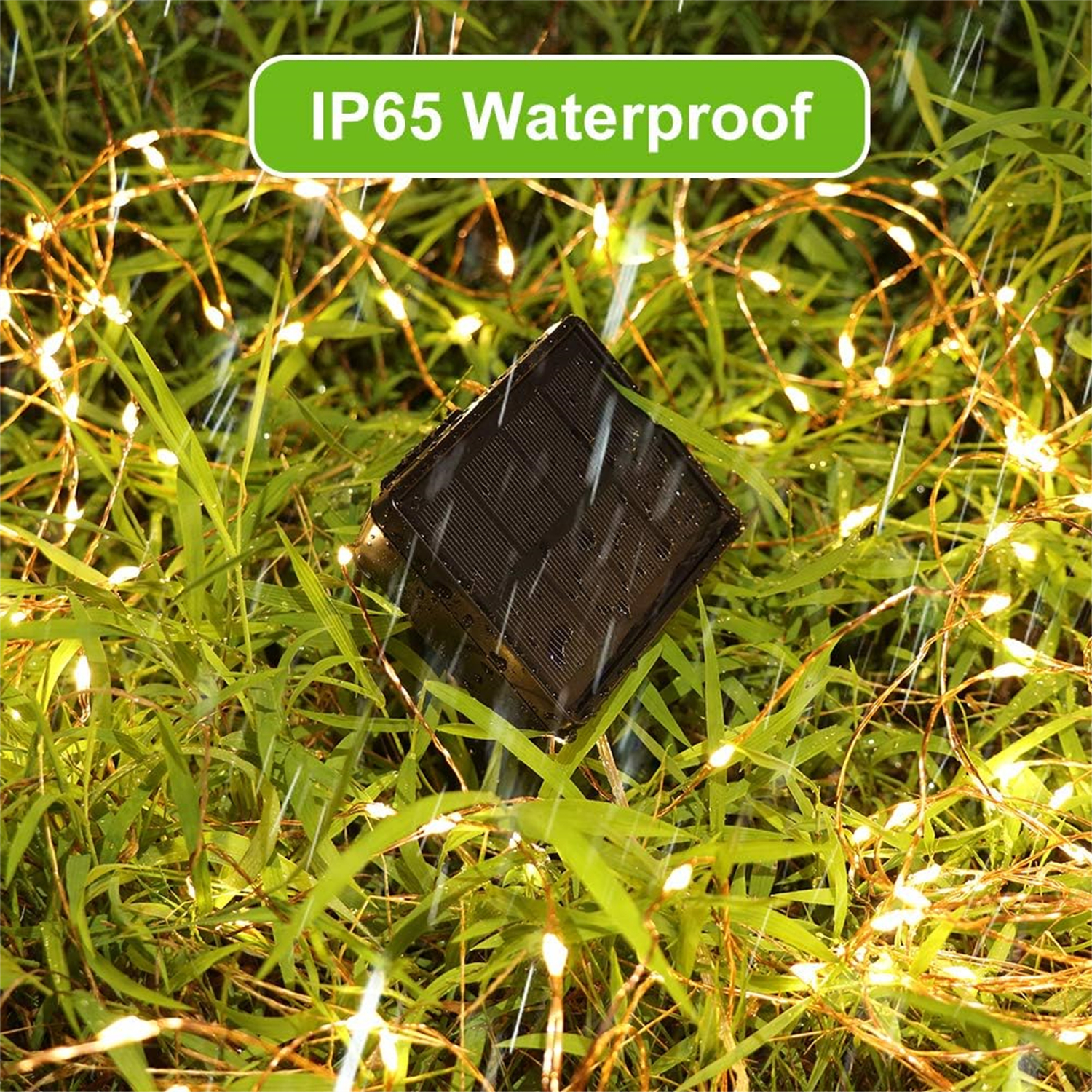 Ein Solarpanel im grünen Gras mit Lichterketten. Es regnet. Ein grünes Rechteck zeigt IP65 Wasserdicht.
