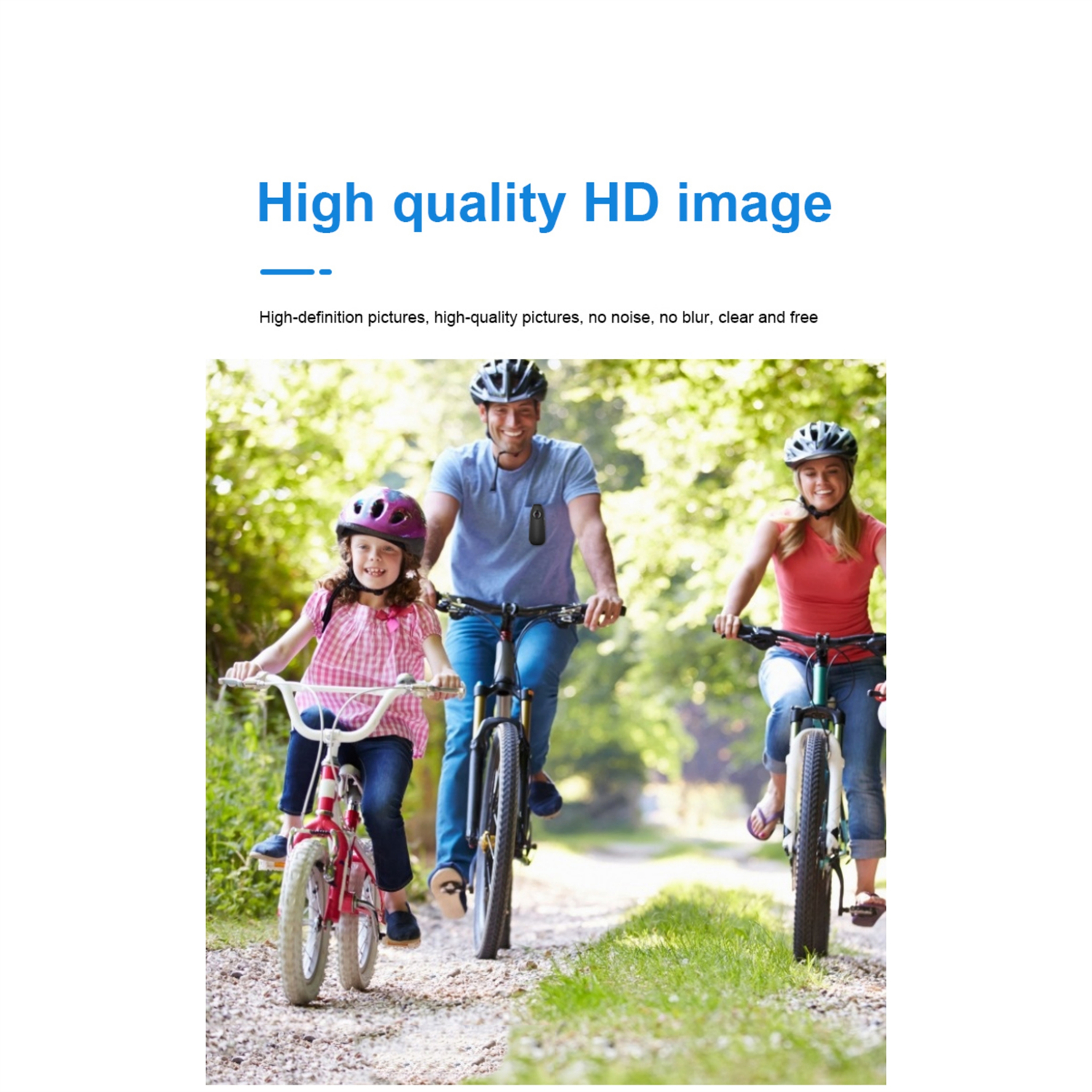 Eine dreiköpfige Familie fährt auf einem Weg Fahrrad. Das Kind ist vorne, der Vater in der Mitte und die Mutter hinten.