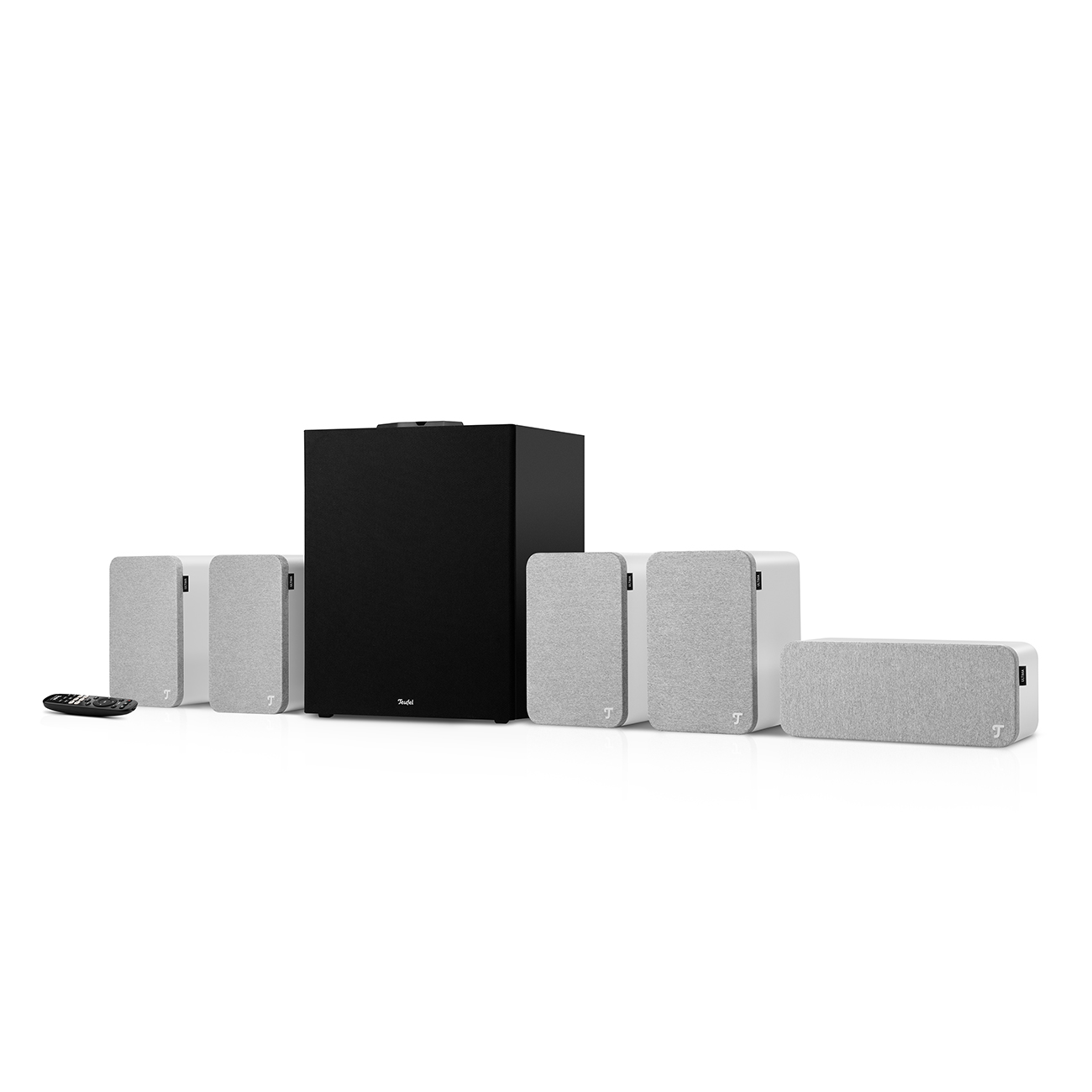 Ein Heimkinosystem mit schwarzem Subwoofer und fünf grauen Lautsprechern. Eine Fernbedienung ist vorhanden. Alles auf weißem Hintergrund.