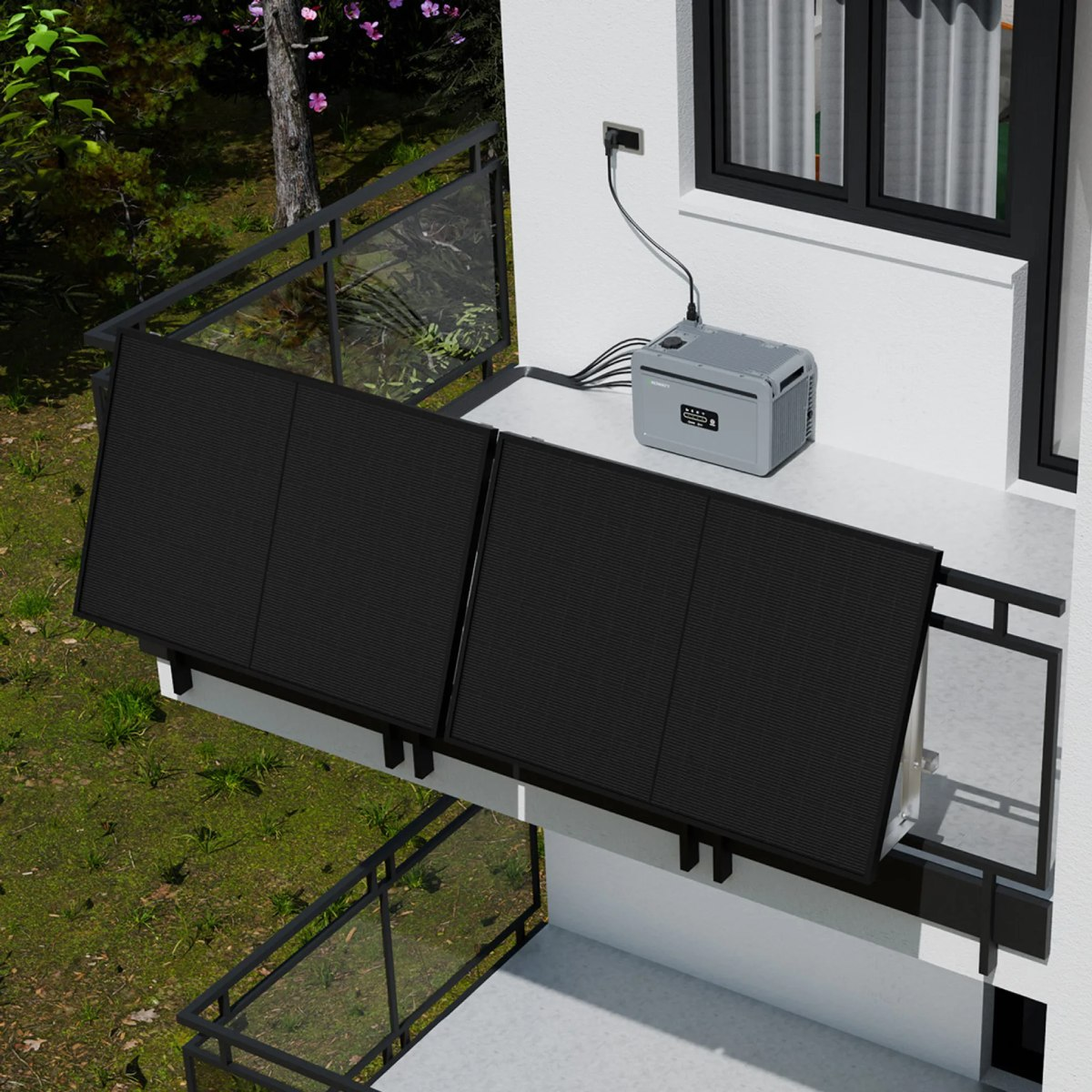 Balkon mit Solarpanelen. Eine Powerstation befindet sich an der Wand und ist an eine Steckdose angeschlossen. Grüne Bäume und Gras sind sichtbar.