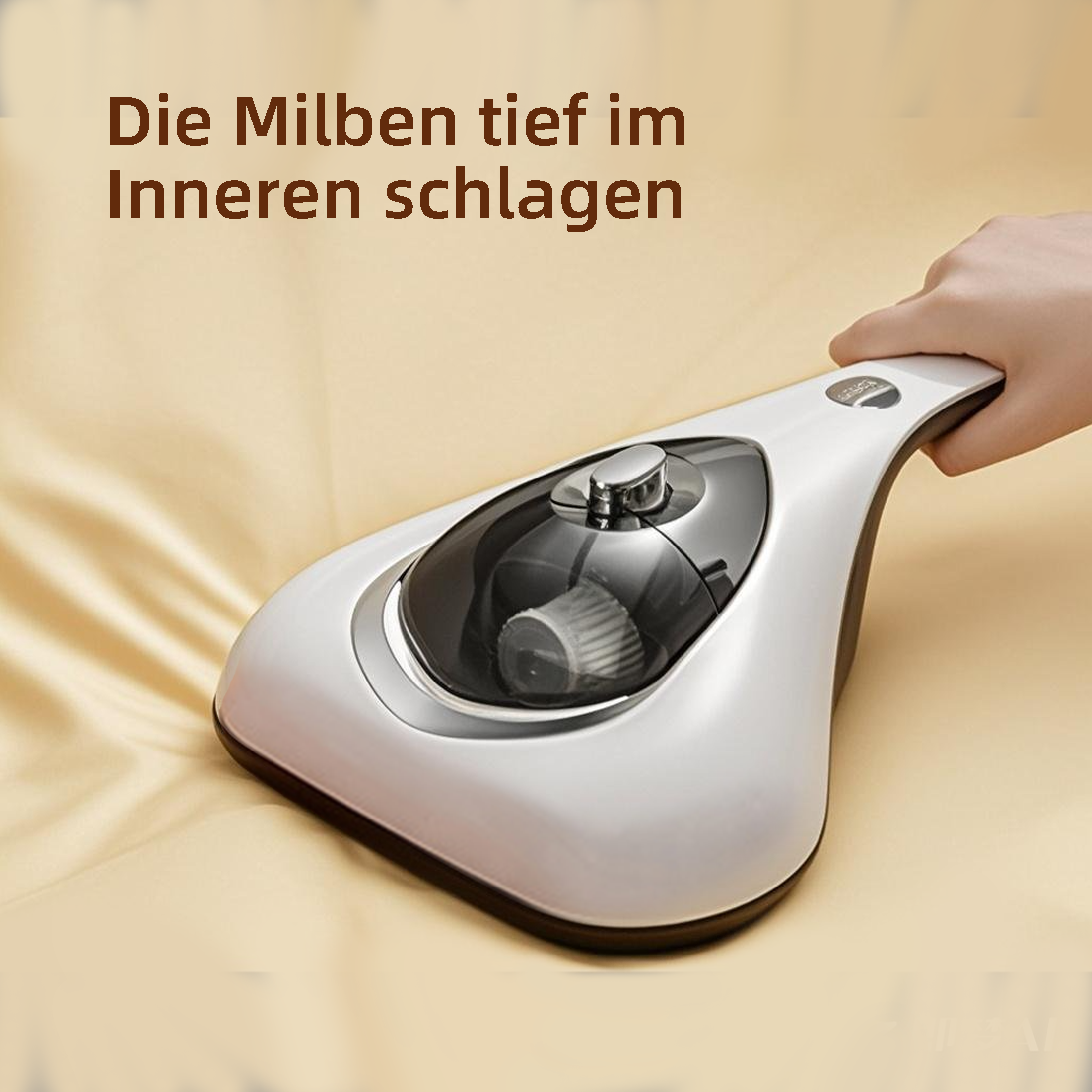 Weißer Staubsauger auf beigem Stoff, gehalten von einer Hand. Text oben: 'Die Milben tief im Inneren schlagen'.