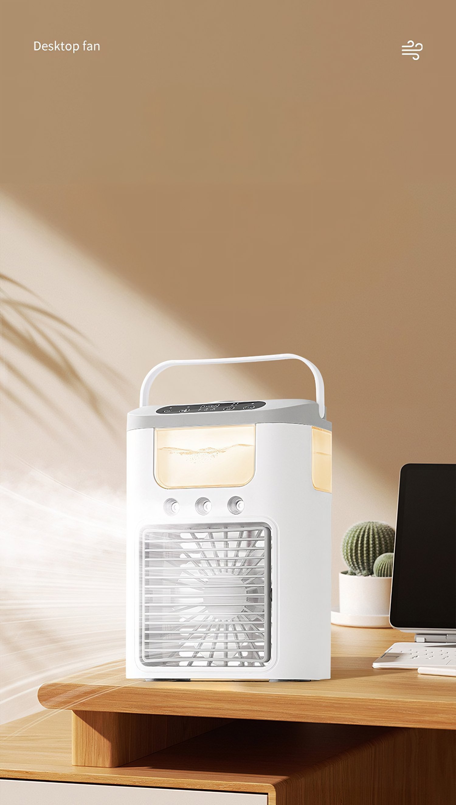 Weißer Tischventilator mit Griff auf einem Holztisch. Kaktus in einem weißen Topf und Laptop stehen ebenfalls auf dem Tisch. Beiger Hintergrund.