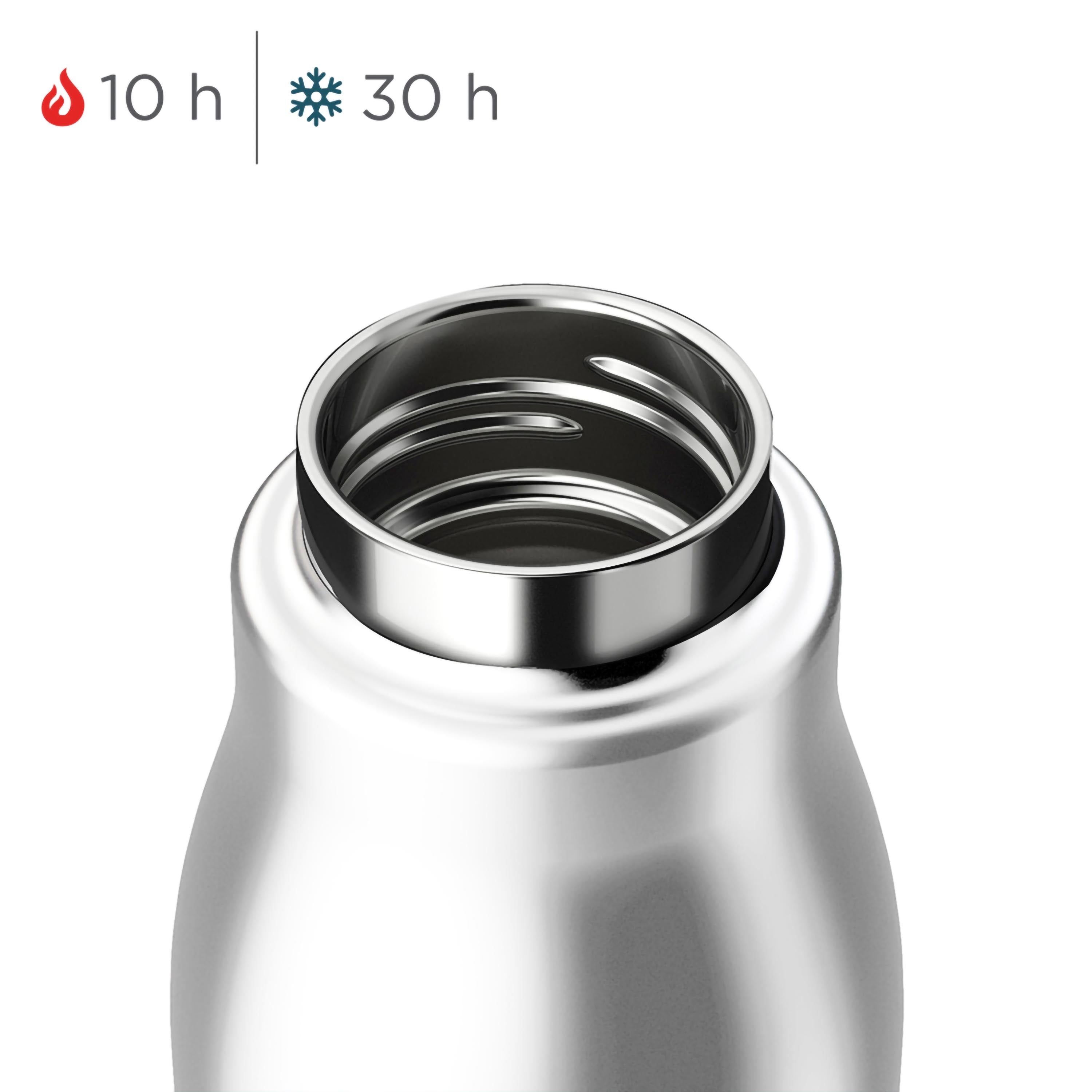 Nahaufnahme einer silbernen Isolierflasche. Der Deckel ist offen. Das Bild zeigt 10h Wärmespeicherung und 30h Kältespeicherung.