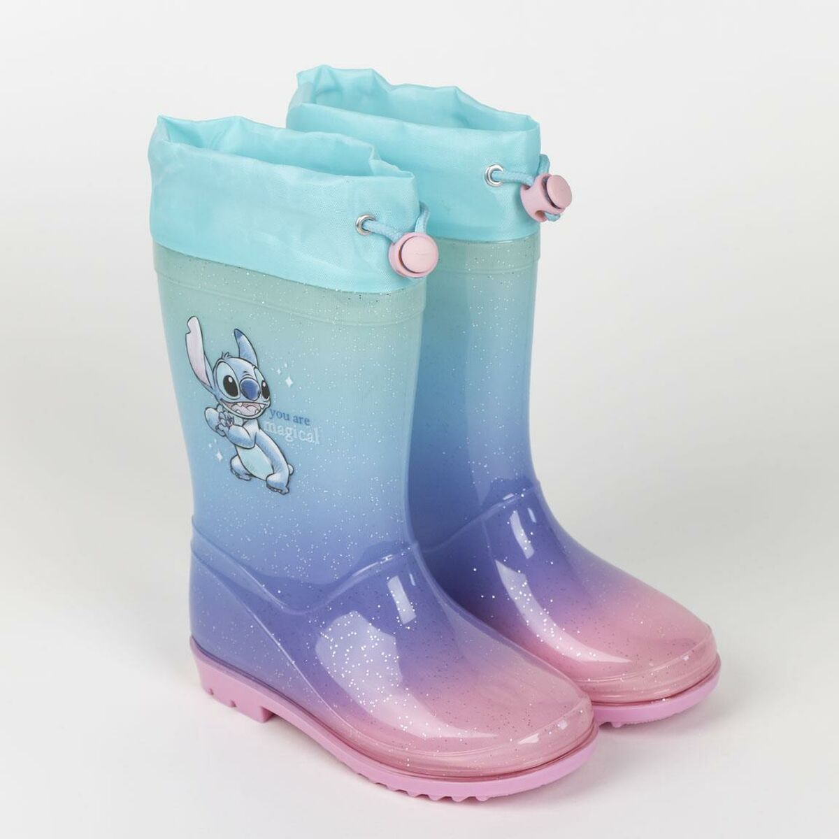 Paar bunte Gummistiefel mit Stitch-Illustration, Farbverlauf von Blau nach Rosa, mit rosa Sohlen und hellblauen Manschetten.