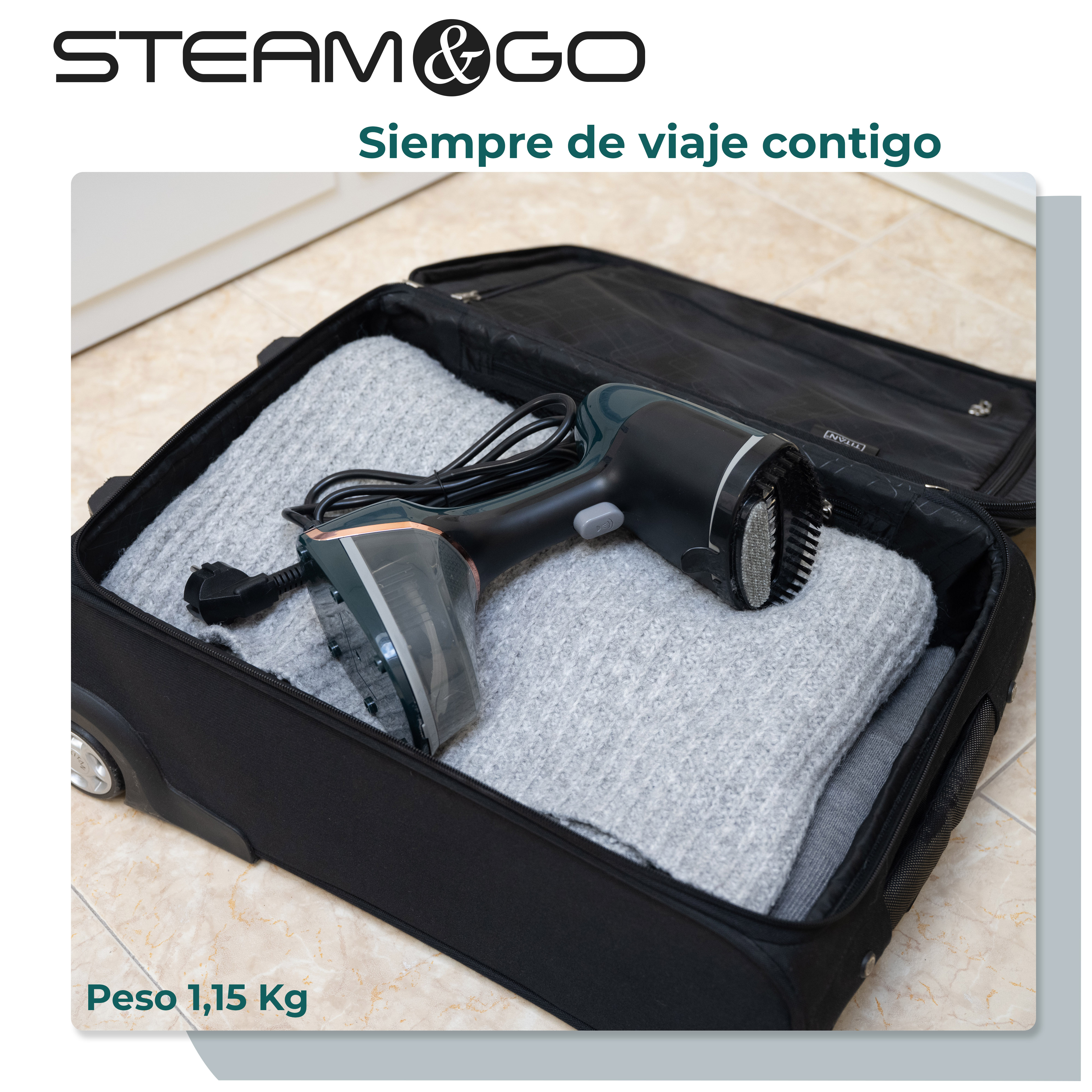 Una maleta negra contiene una prenda gris y un vaporizador negro y verde azulado. Suelo de baldosas.