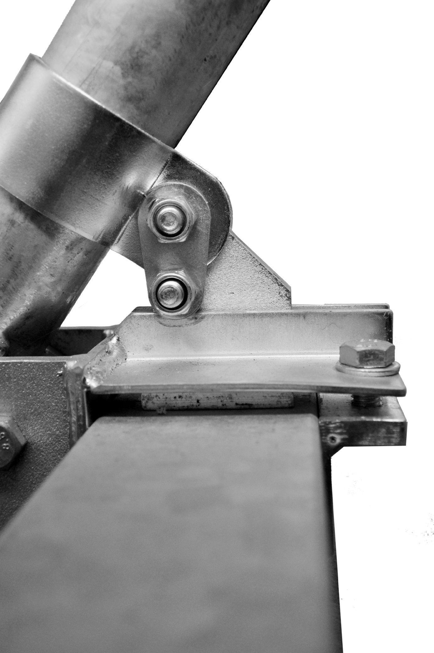 Nahaufnahme einer Metallstruktur: Ein silbernes Rohr ist mit einer Platte mit Bolzen verbunden. Der Hintergrund ist weiß.