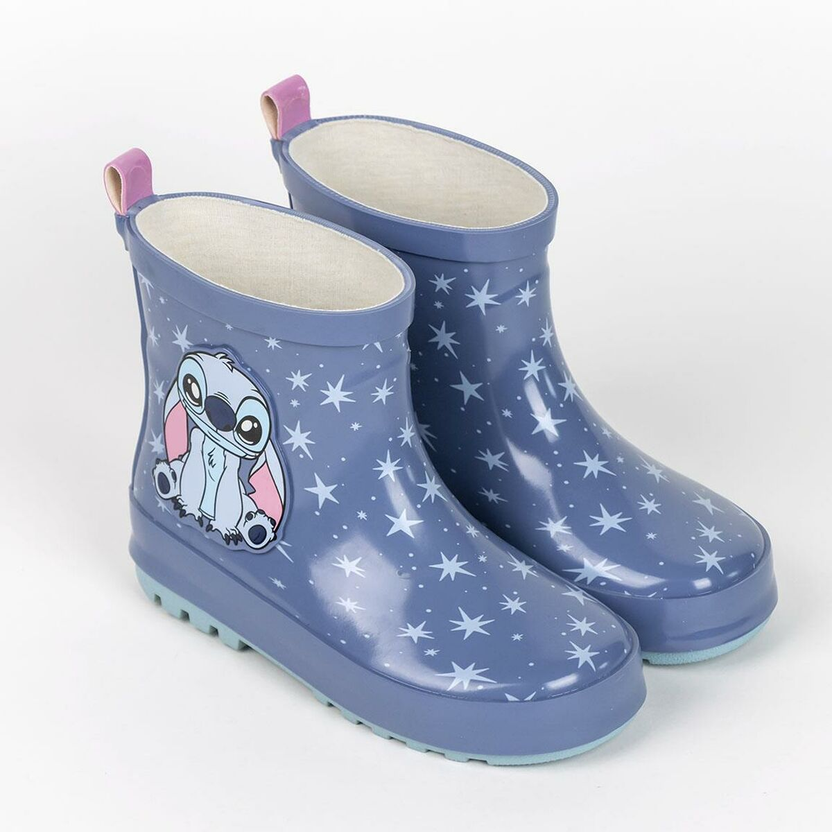 Blaue Gummistiefel, verziert mit Sternen und einer Stitch-Figur. Sie stehen auf weißem Grund, die Stiefel stehen im Mittelpunkt.