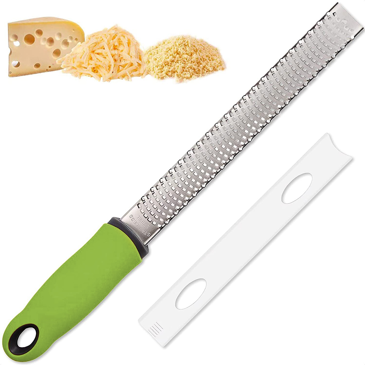 Käsereibe mit grünem Griff und Schutzhülle. Käse in verschiedenen Formen und ein Block Schweizer Käse mit Löchern.