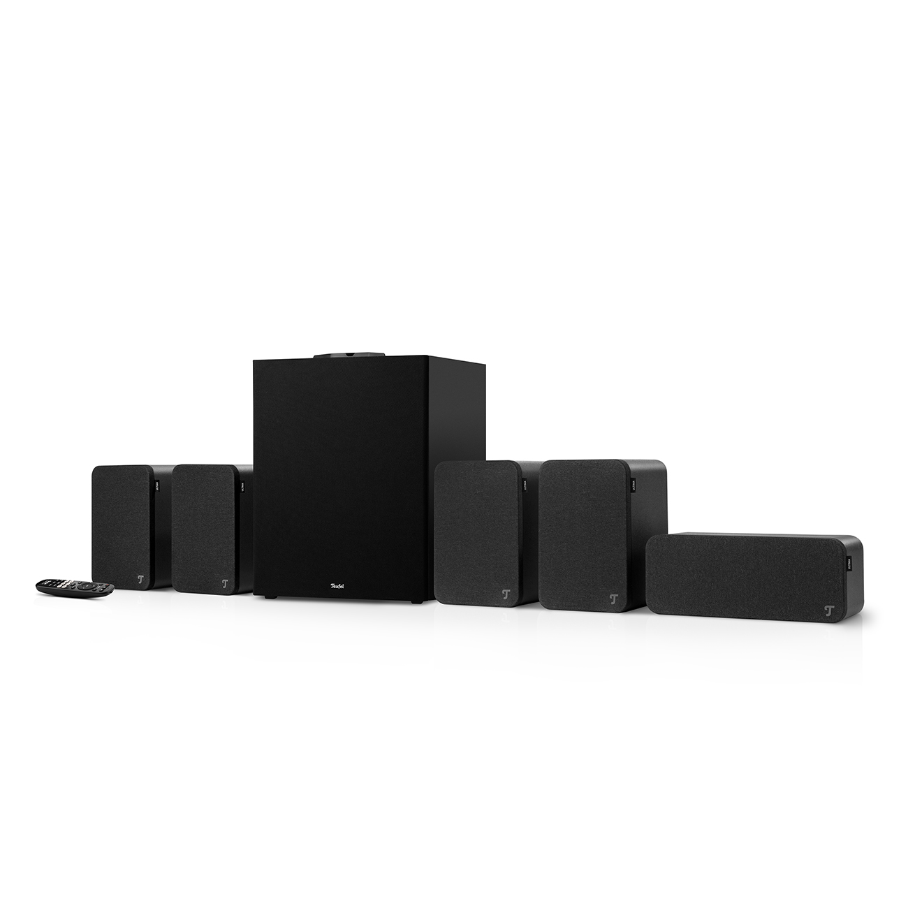 Ein schwarzes Heimkinosystem mit Subwoofer, Lautsprechern und Fernbedienung vor weißem Hintergrund.