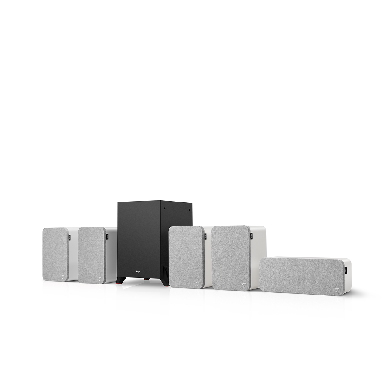 Ein Lautsprecherset mit einem schwarzen Subwoofer, fünf Lautsprechern. Die Lautsprecher haben weiße und graue Farbe. Alles auf weißem Hintergrund.