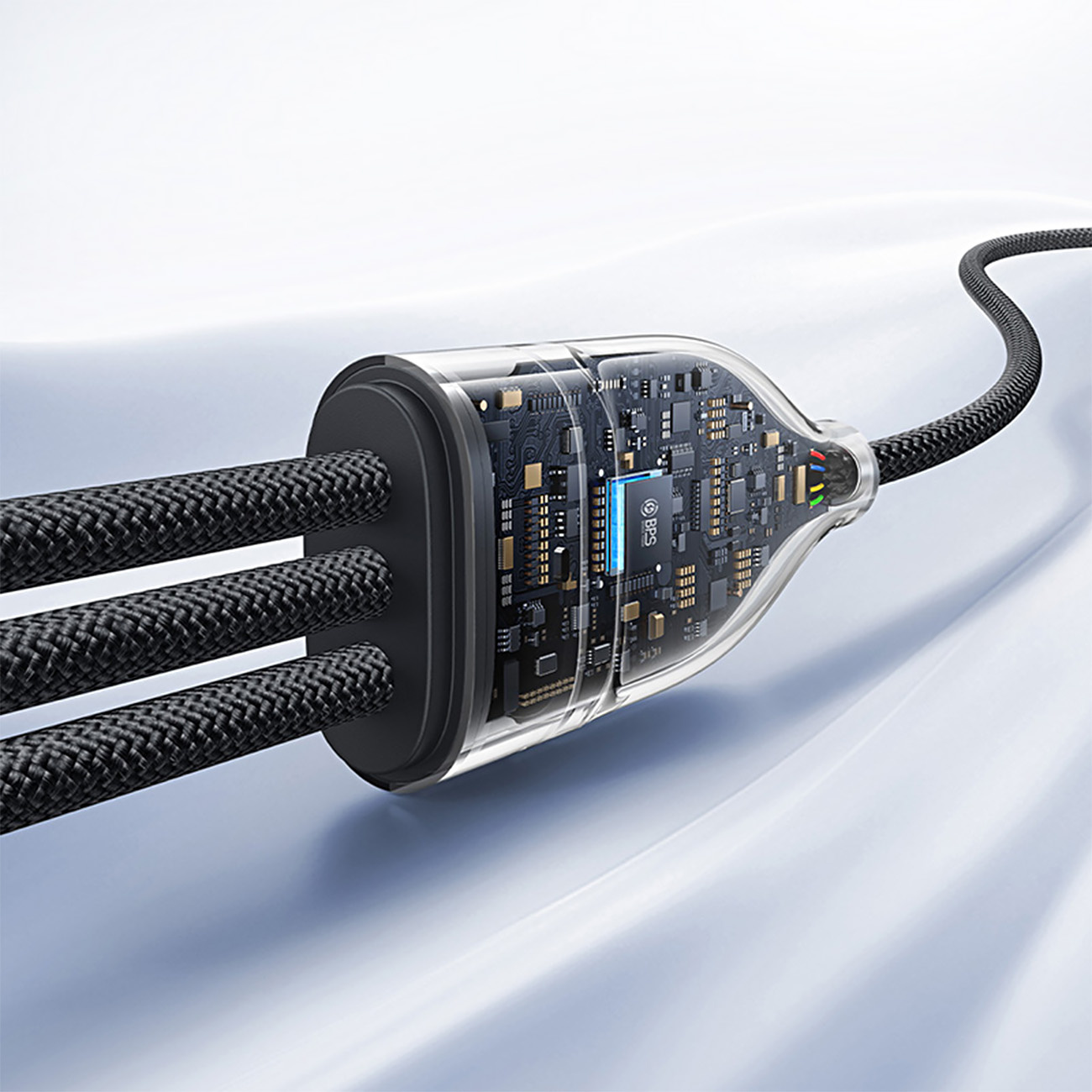 Przezroczysta wtyczka ujawnia wewnętrzne obwody. Trzy czarne plecione kable wchodzą do wtyczki. Kabel biegnie w prawo.