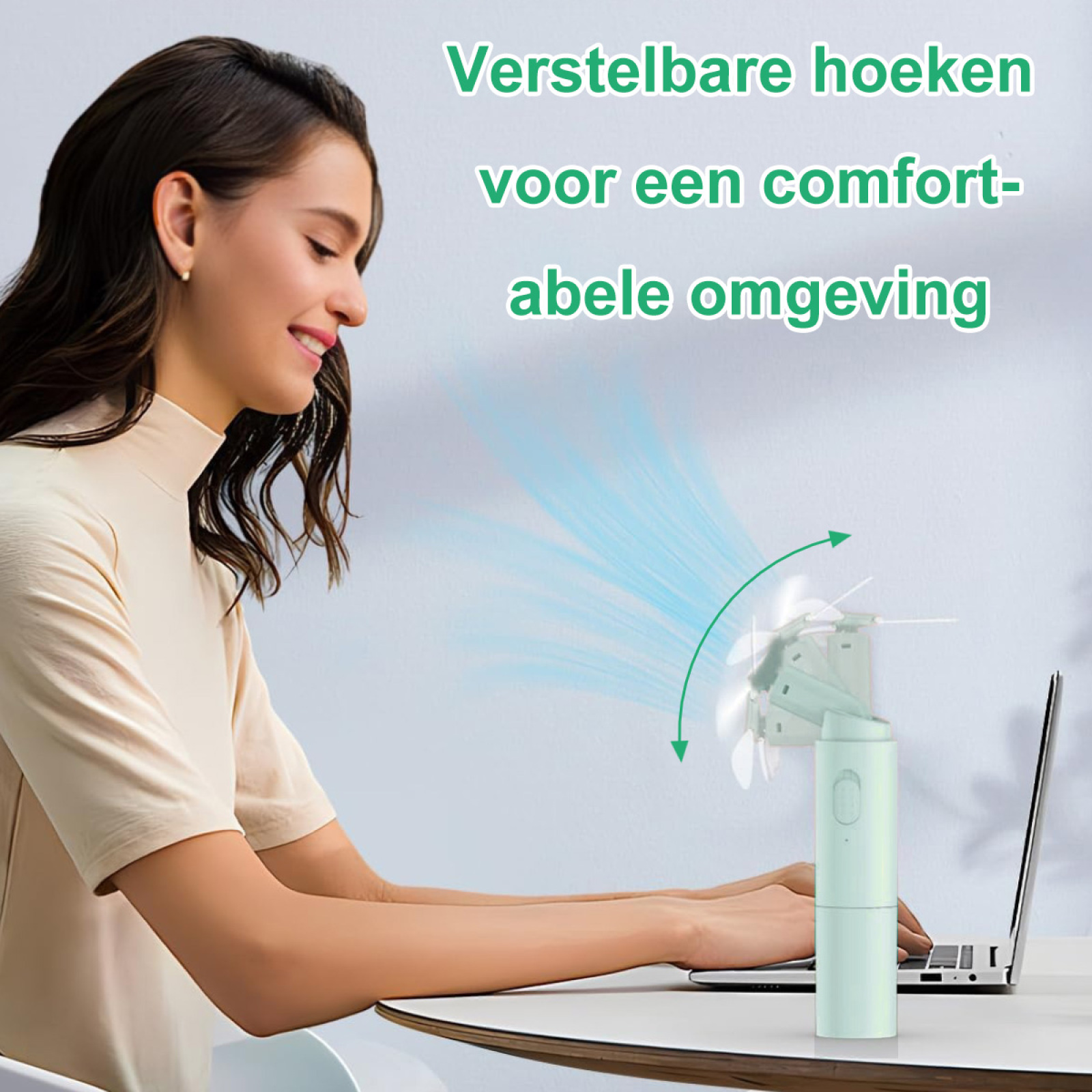 Eine Frau arbeitet am Laptop. Ein kleiner Ventilator bläst Luft. Text auf Niederländisch: Verstelbare hoeken voor een comfortabele omgeving.