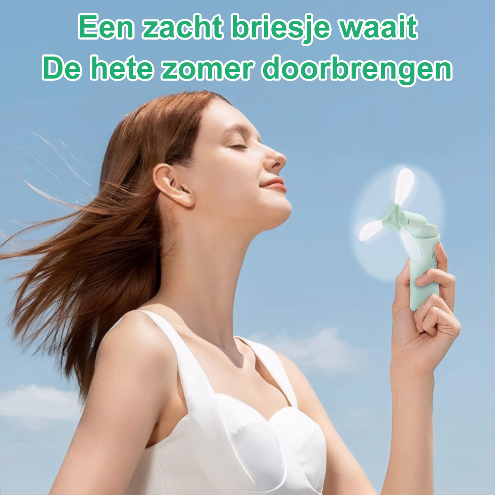 Eine Frau genießt eine Brise von einem Handventilator. Sie trägt ein weißes Oberteil mit blauem Himmel im Hintergrund.