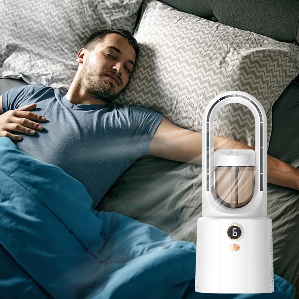 Mann schläft im Bett mit einem Luftbefeuchter. Er trägt ein blaues Hemd. Weißer Luftbefeuchter befindet sich rechts.