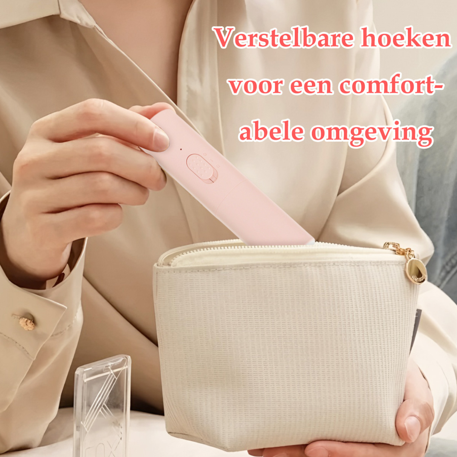 Eine Hand hält ein rosa Gerät und legt es in einen cremefarbenen Beutel. Der Text lautet: "Verstellbare Winkel für eine komfortable Umgebung".