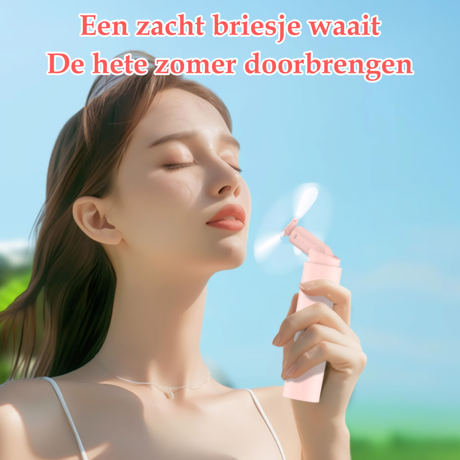 Eine Frau hält einen rosa Ventilator, Augen geschlossen, im Freien. Blauer Himmel im Hintergrund. Text auf Niederländisch.