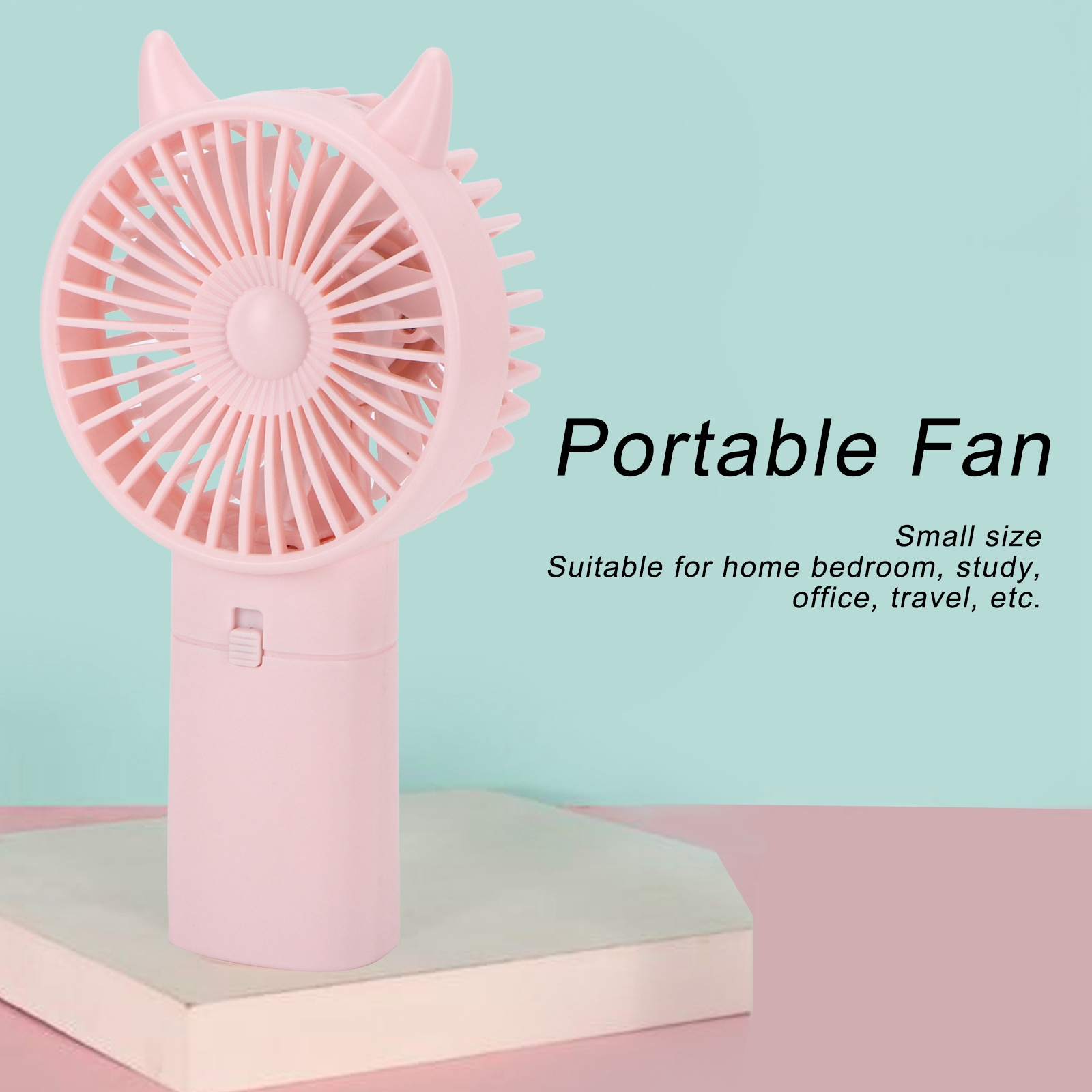 Ein rosa tragbarer Ventilator mit Katzenohren-Design, auf einem Ständer, vor einem rosa und türkisblauen Hintergrund. Text: Tragbarer Ventilator, kleine Größe usw.
