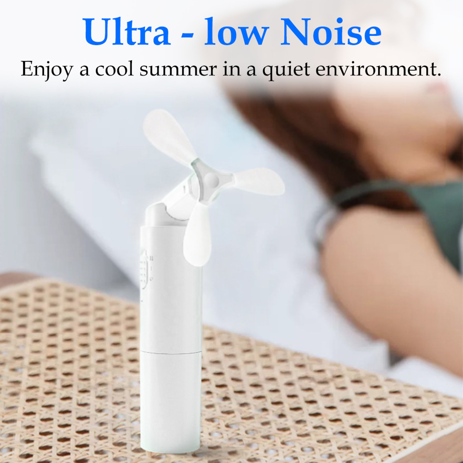 Weißer tragbarer Ventilator mit drei Blättern auf einer gewebten Oberfläche. Text: Ultra - low Noise. Genießen Sie den Sommer.