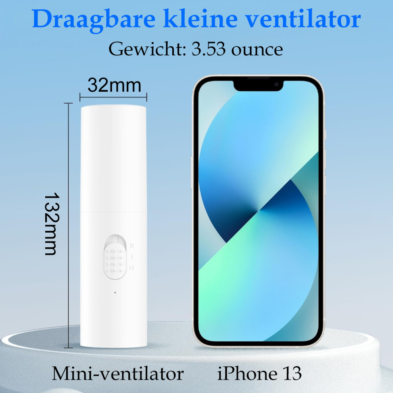 Ein weißer Mini-Ventilator neben einem iPhone 13, mit Abmessungen und Gewichtsangaben. Blauer Farbverlauf im Hintergrund.