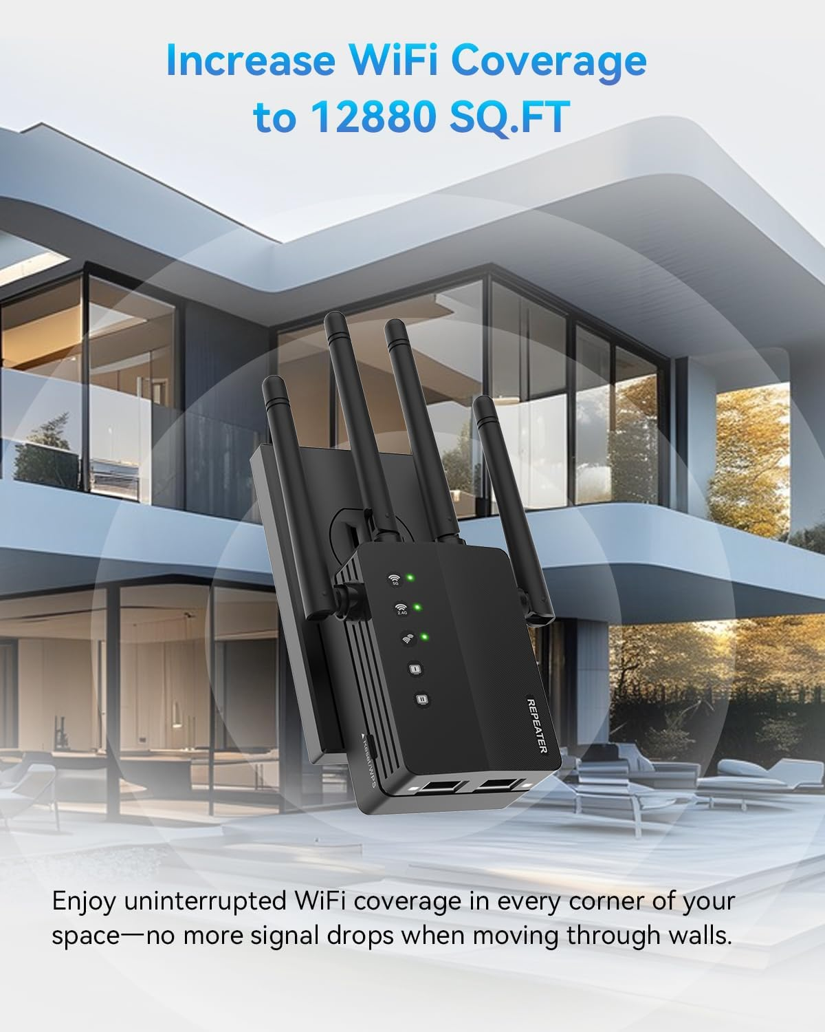 Ein schwarzer WLAN-Repeater mit Antennen ist an einer Wand montiert, im Hintergrund ein modernes Haus. Text: Erhöhen Sie die WLAN-Abdeckung.