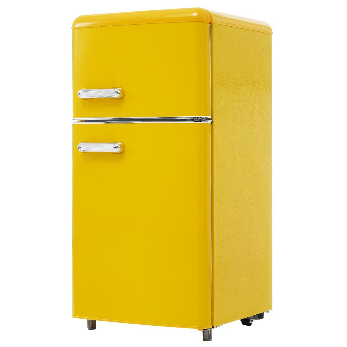Ein gelber Retro-Kühlschrank mit zwei Türen und silbernen Griffen. Der Kühlschrank steht vor weißem Hintergrund.