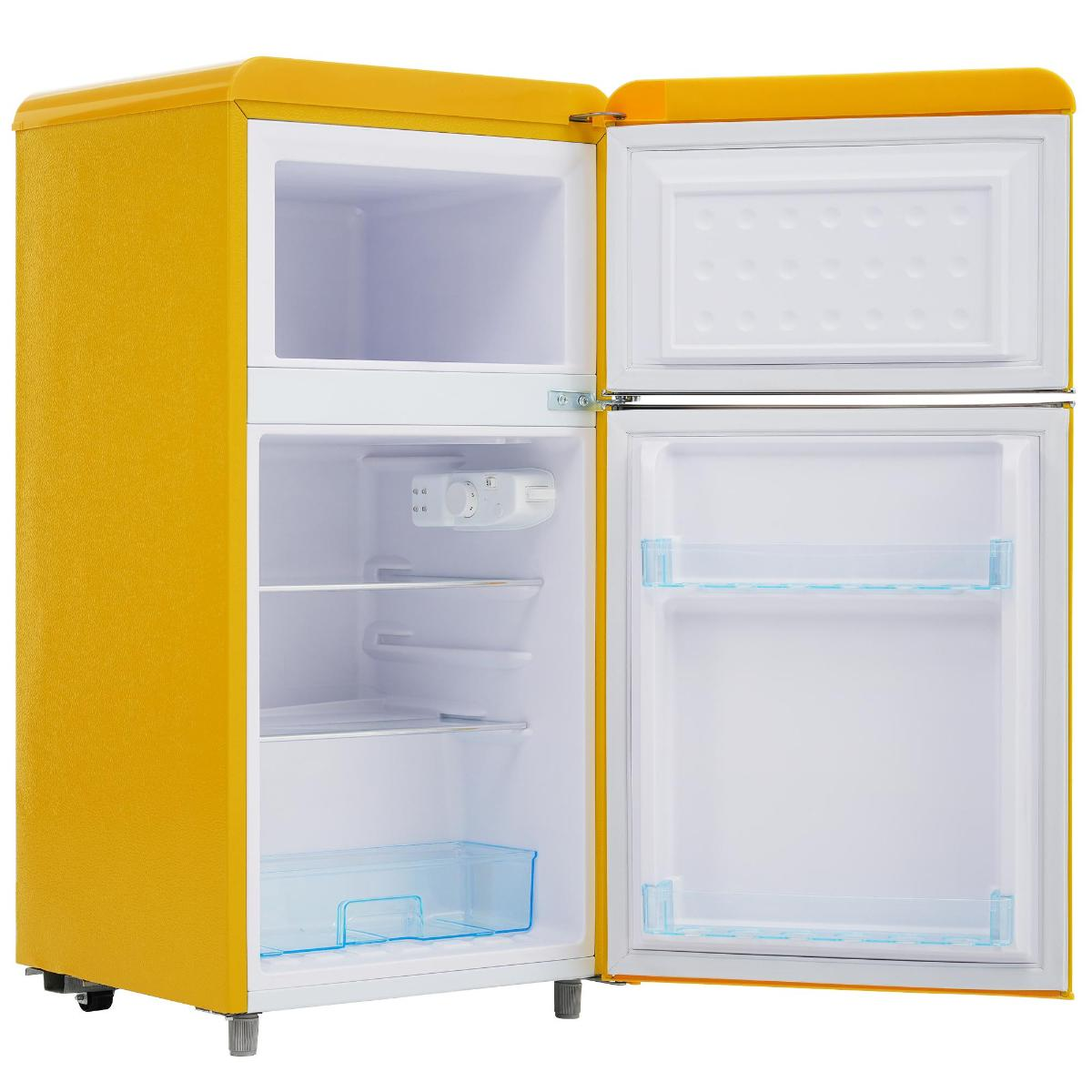 Ein gelber Retro-Kühlschrank mit offener Tür. Der Innenraum ist weiß mit Regalen und einem blauen Behälter.