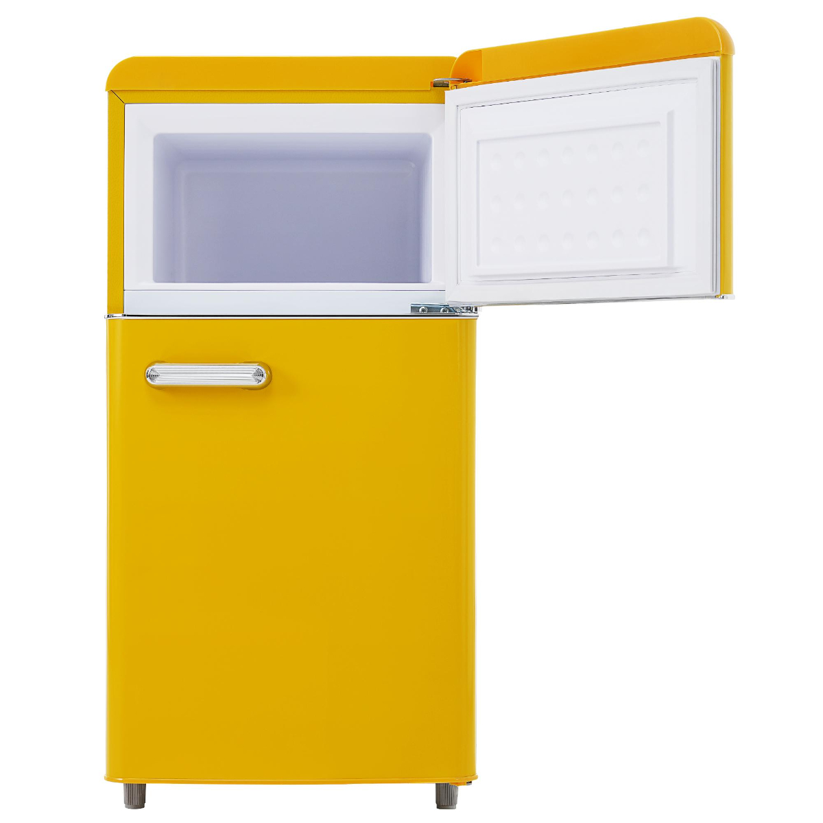 Ein gelber Retro-Kühlschrank mit geöffneter Gefriertür. Das Innere ist weiß. Auch die Kühlschranktür ist geöffnet.