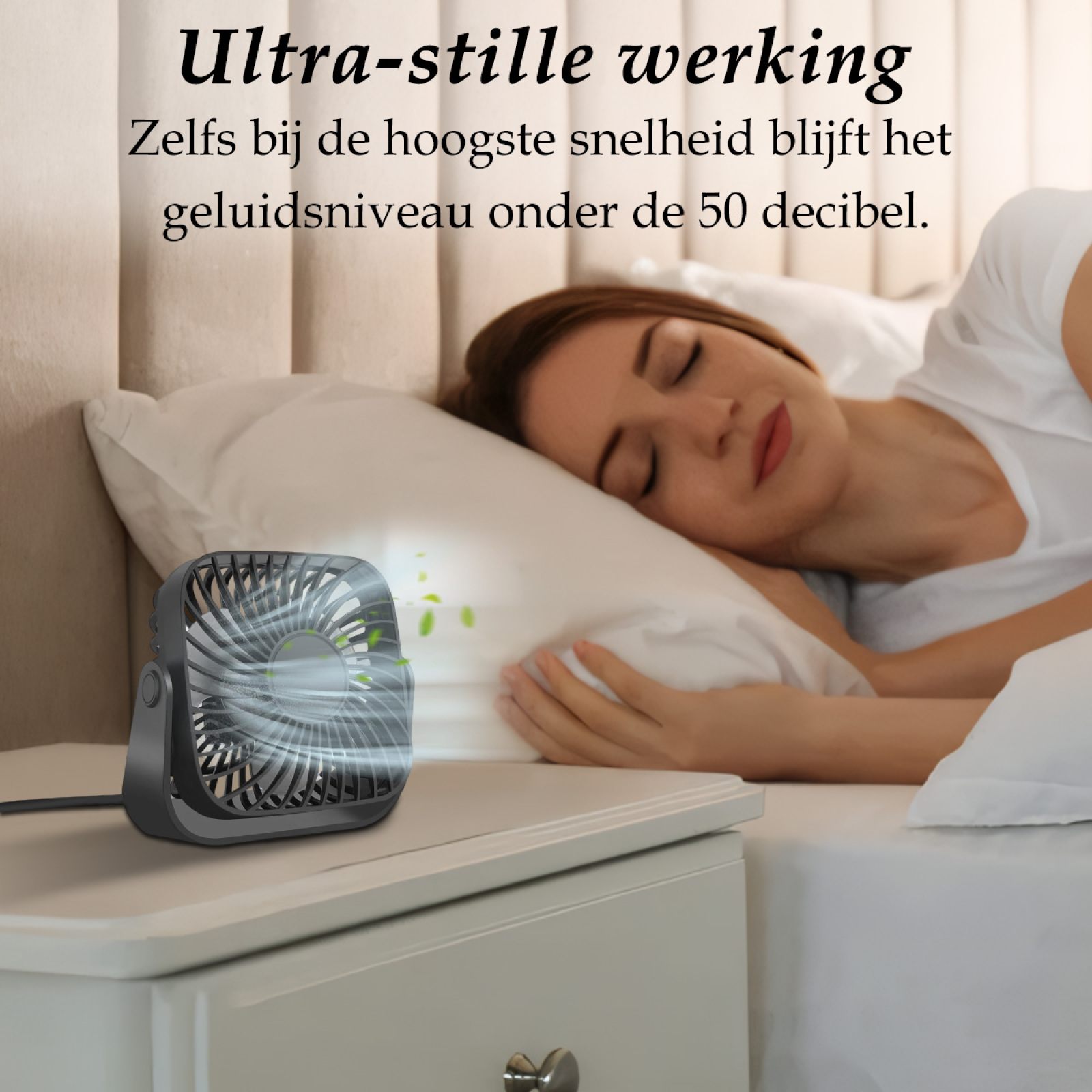 Eine Frau schläft in der Nähe eines Ventilators auf einem Nachttisch. Niederländischer Text: ultraleise.