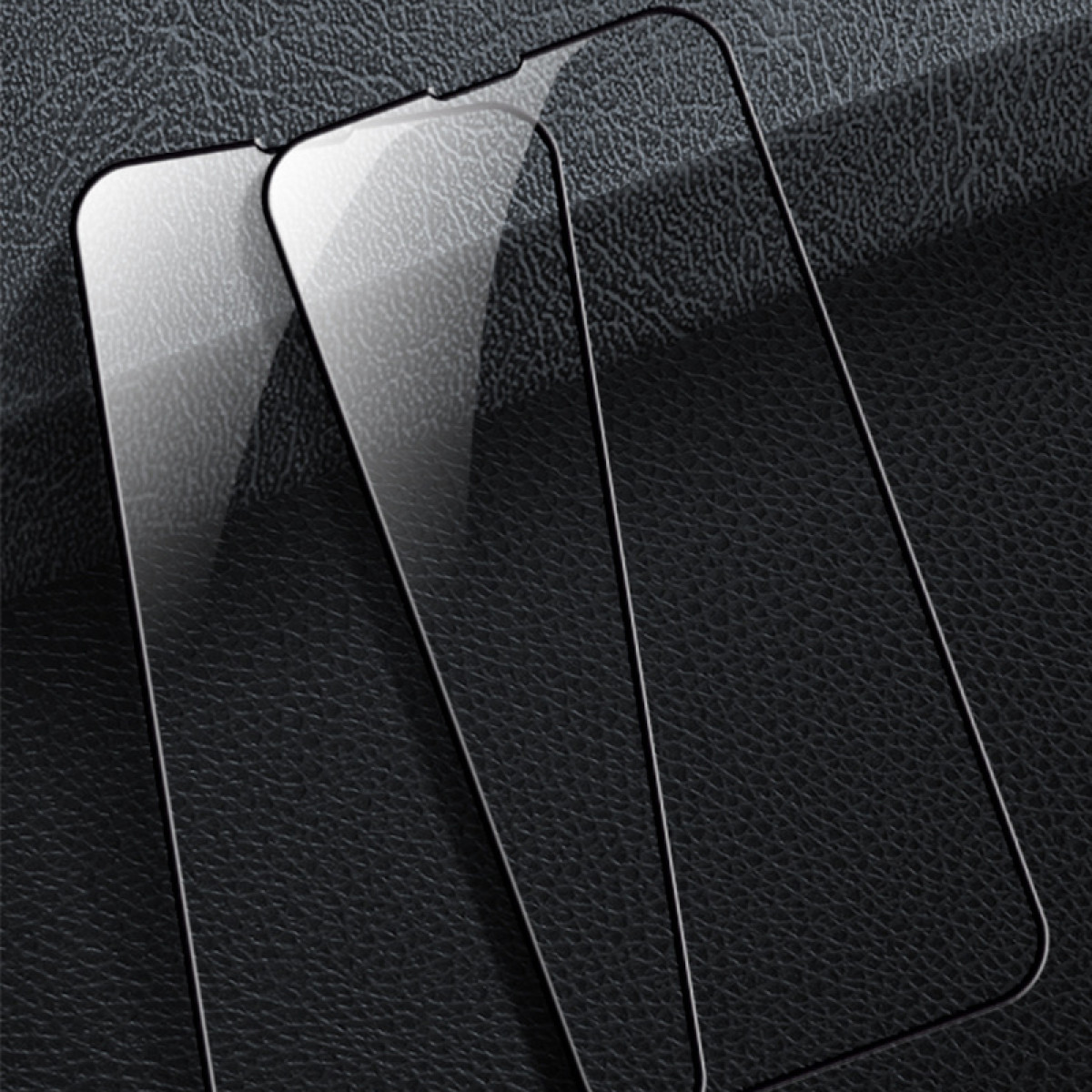 Trzy przezroczyste ochraniacze ekranu na teksturowanej czarnej powierzchni. Są lekko zakrzywione i odbijają światło.