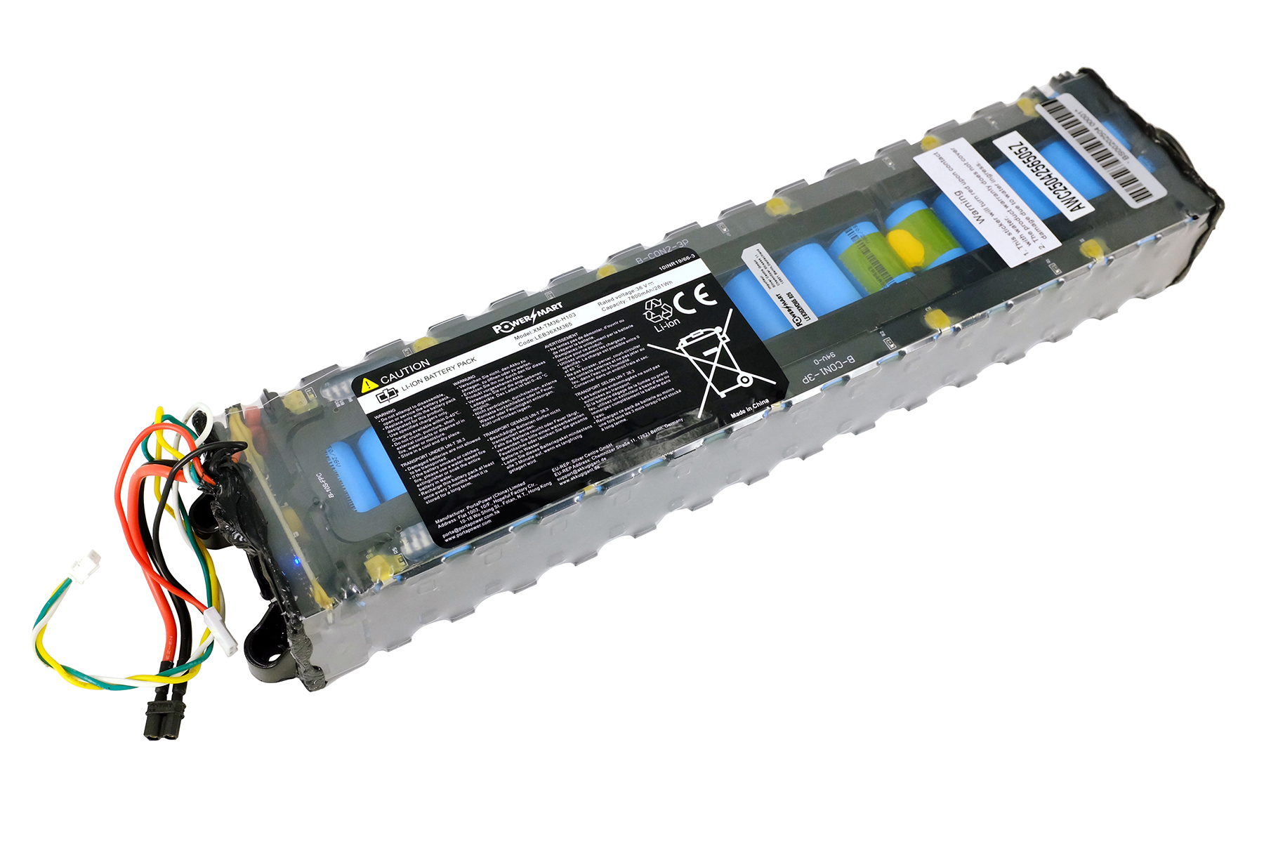 Un pacco batteria con celle blu, etichette di avvertimento e fili. È rettangolare su sfondo bianco.