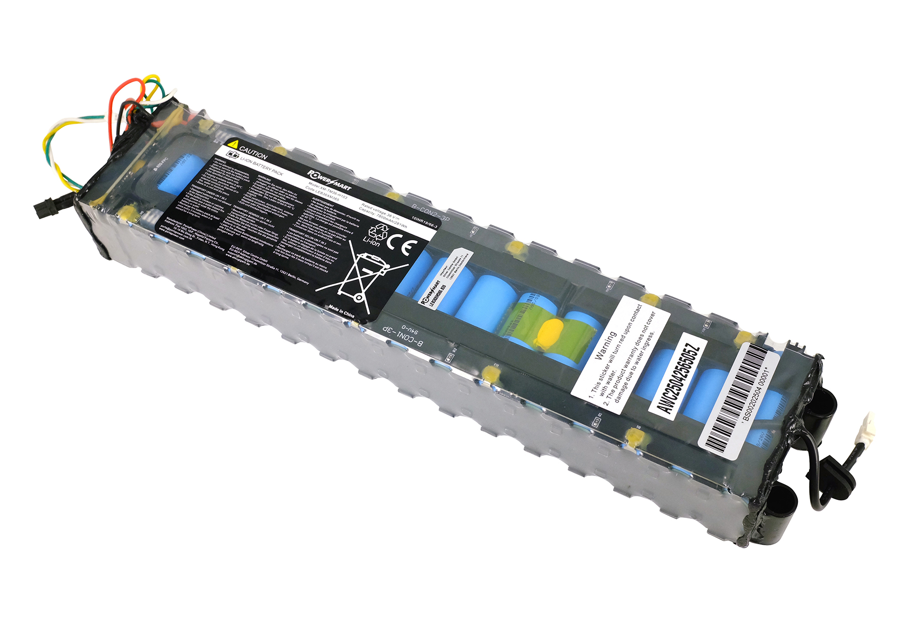 Un pacco batterie rettangolare, con celle cilindriche blu visibili. Ha etichette e fili, su sfondo bianco.
