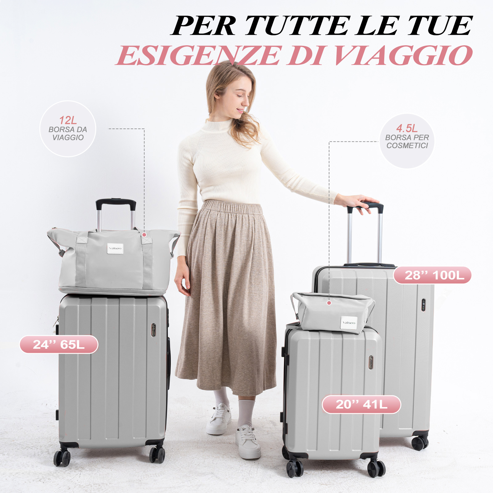 Una donna è in piedi accanto a set di bagagli. Ci sono tre valigie, una borsa da viaggio e un beauty case. Le borse sono grigie.
