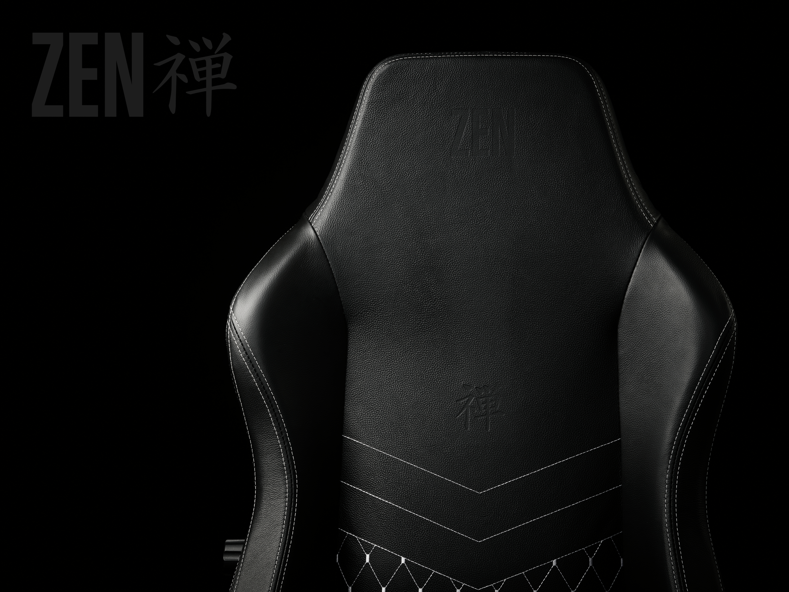 Schwarzer Zen-Gaming-Stuhl. Weiße Nähte verzieren das Leder. Das Zen-Logo und Schriftzeichen sind geprägt.