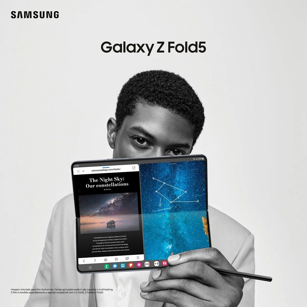 Osoba trzyma Samsung Galaxy Z Fold5, wyświetlający stronę internetową o konstelacjach. Telefon jest otwarty.